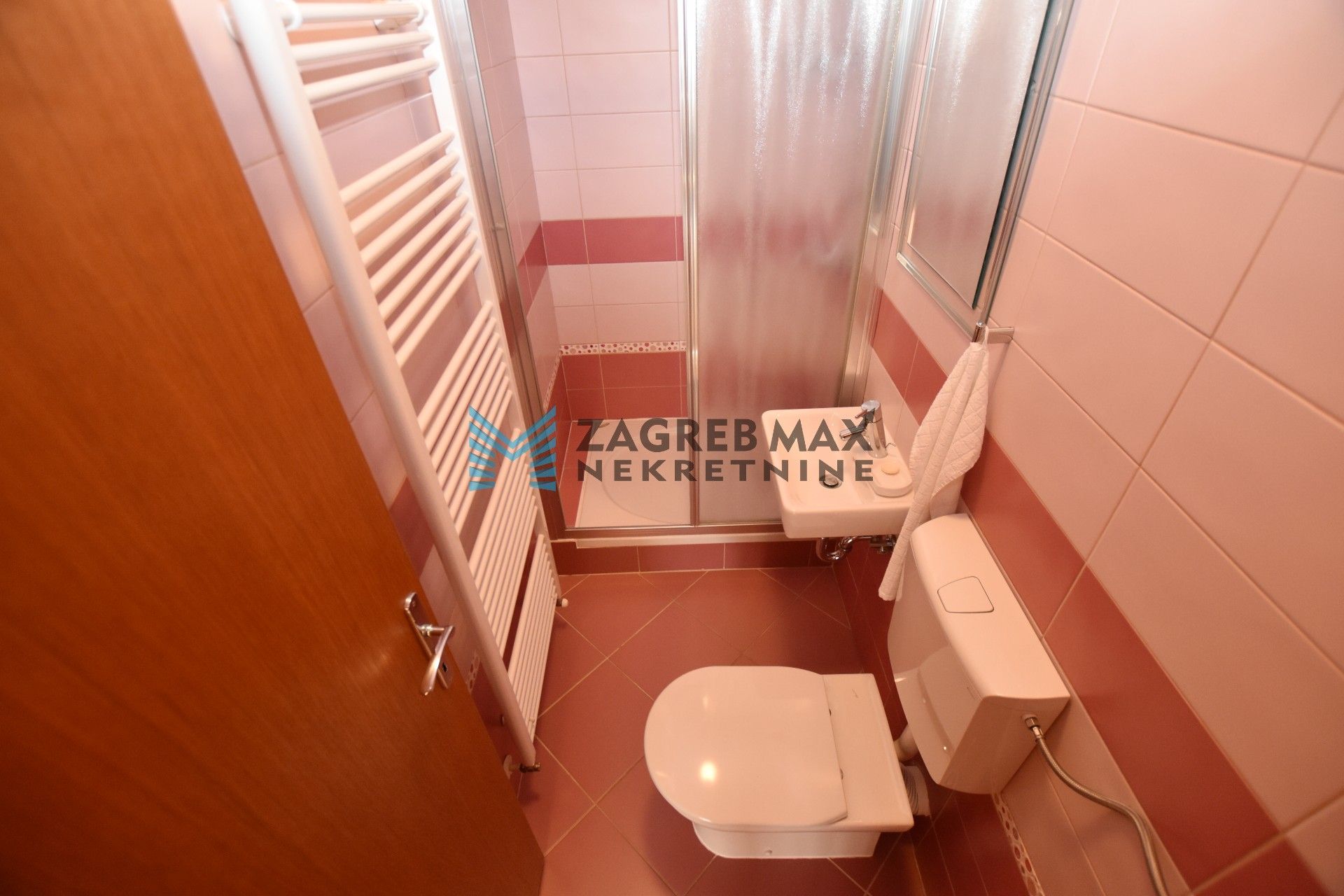 Zagreb - NAJAM MAKSIMIR Gornji Bukovac, prostran 4soban stan 100 m2, 2x parkinga, prizemlje, mirno okruženje