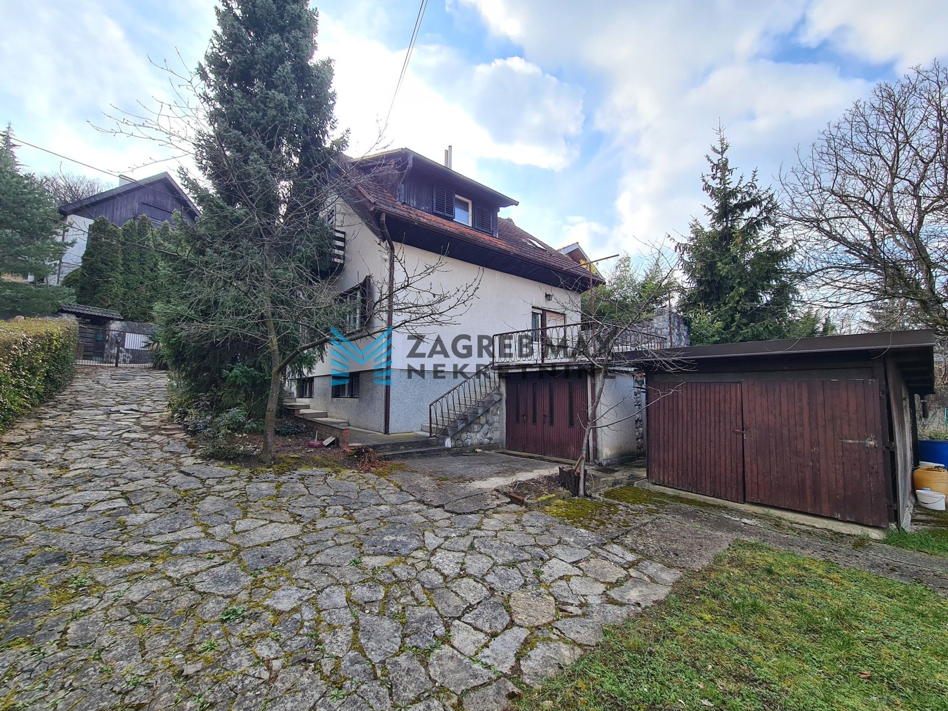 Zagreb - MLINOVI Obiteljska kuća za renovaciju 140 m2, zemljište 445 m2, odlična lokacija, mirno okruženje