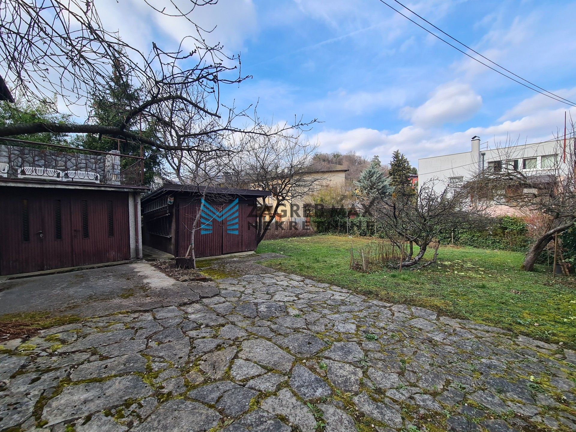 Zagreb - MLINOVI Obiteljska kuća za renovaciju 140 m2, zemljište 445 m2, odlična lokacija, mirno okruženje