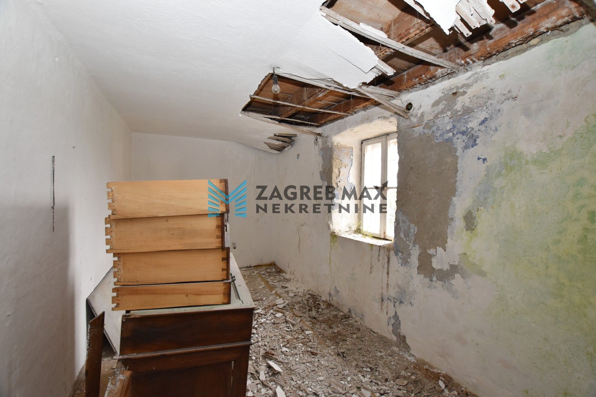 Zagreb - KRAPANJ Stara autohtona kamena kuća za renovaciju od 100 m2, mirno okruženje