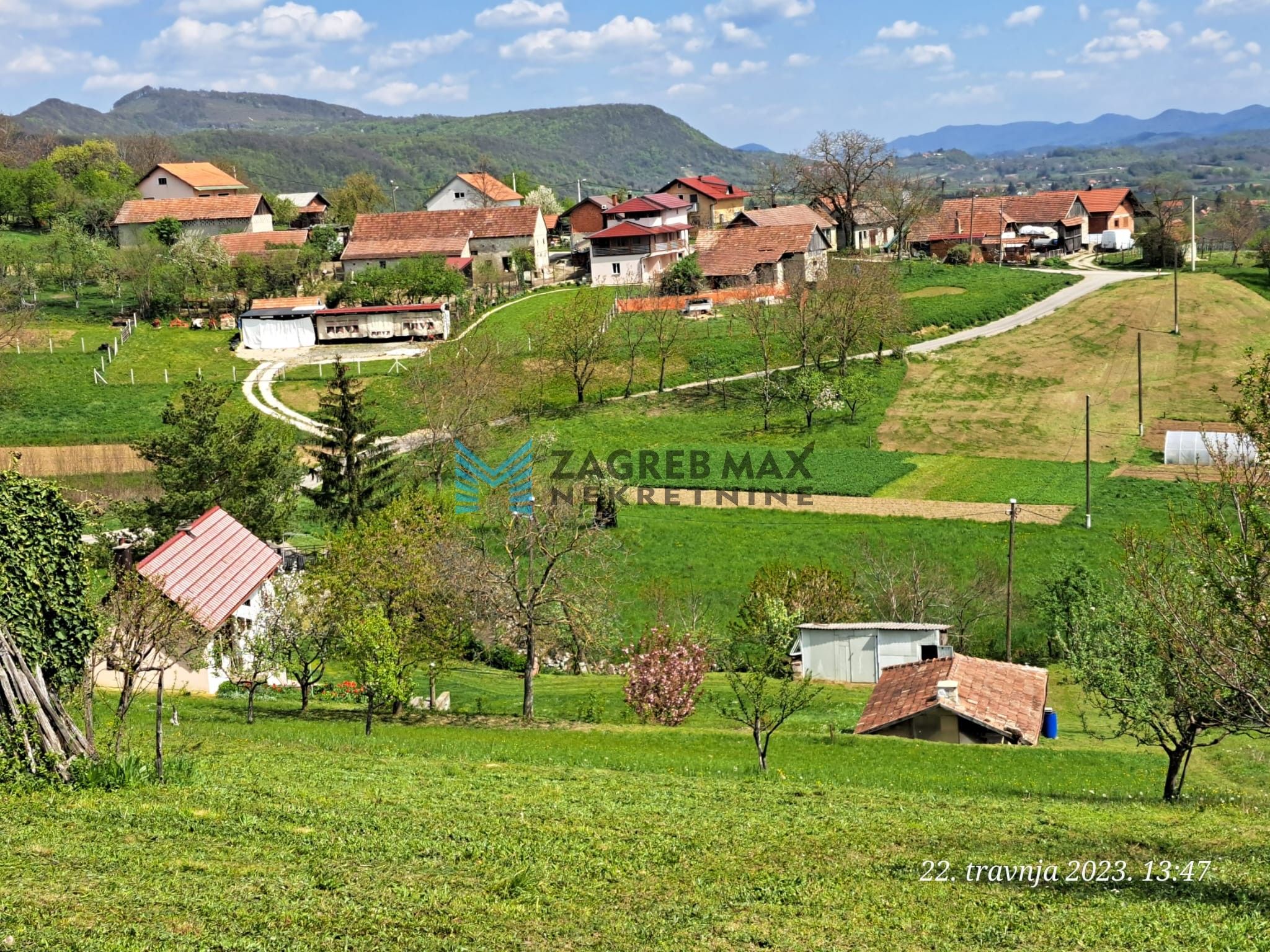 Zagreb - BUDINŠČINA Obiteljska kuća 100 m2, okućnica 6090 m2 sve građevinsko, mirno okruženje, BEZ PROVIZIJE