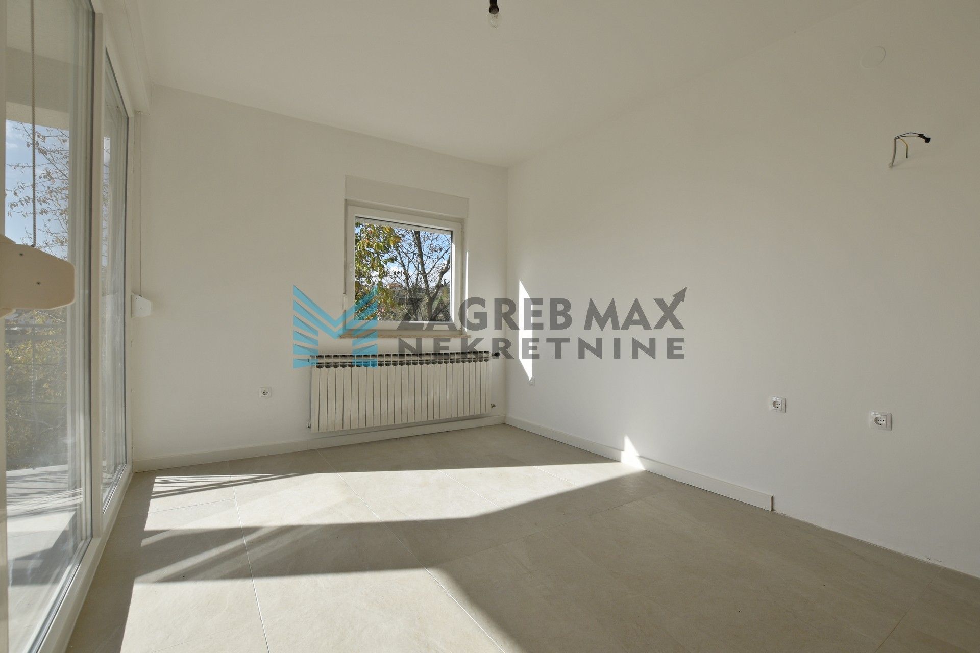 Zagreb - MIKULIĆI - prostran, 4-sobni stan, odmah useljiv, bez provizije