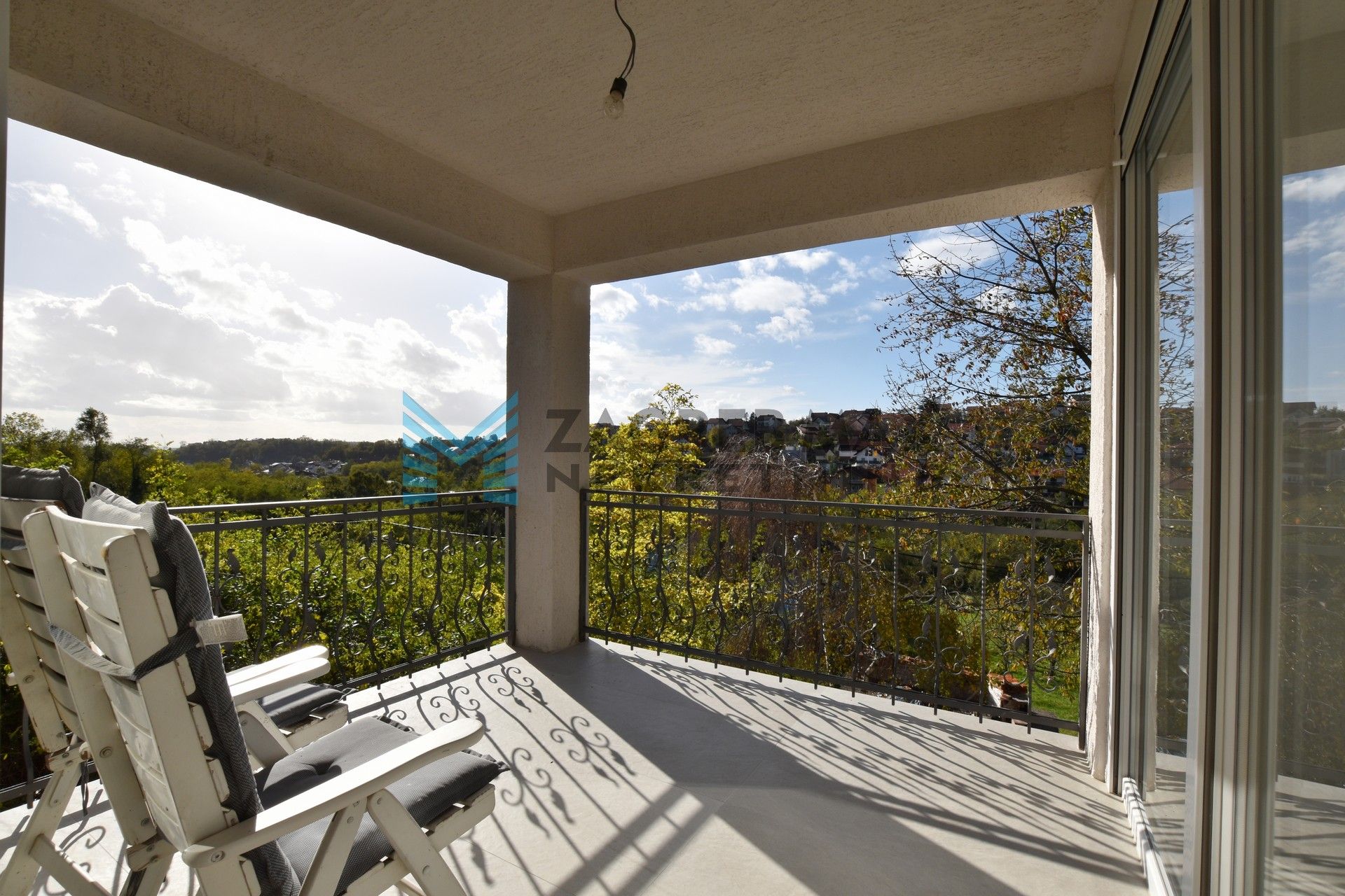 Zagreb - MIKULIĆI - prostran, 4-sobni stan, odmah useljiv, bez provizije