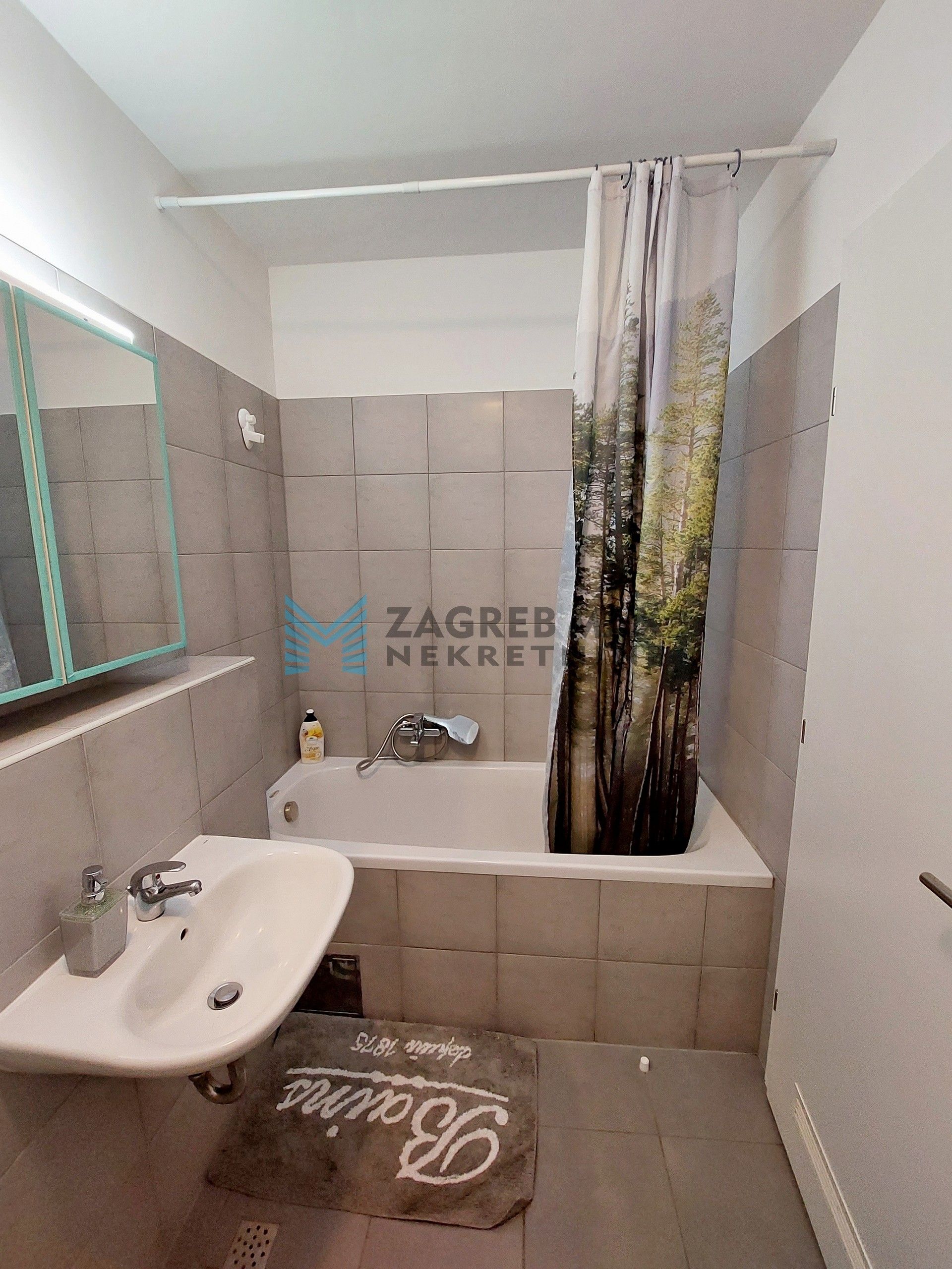 Zagreb - ZAPRUĐE - prostran 2-sobni, odmah useljiv, blizina Bundeka