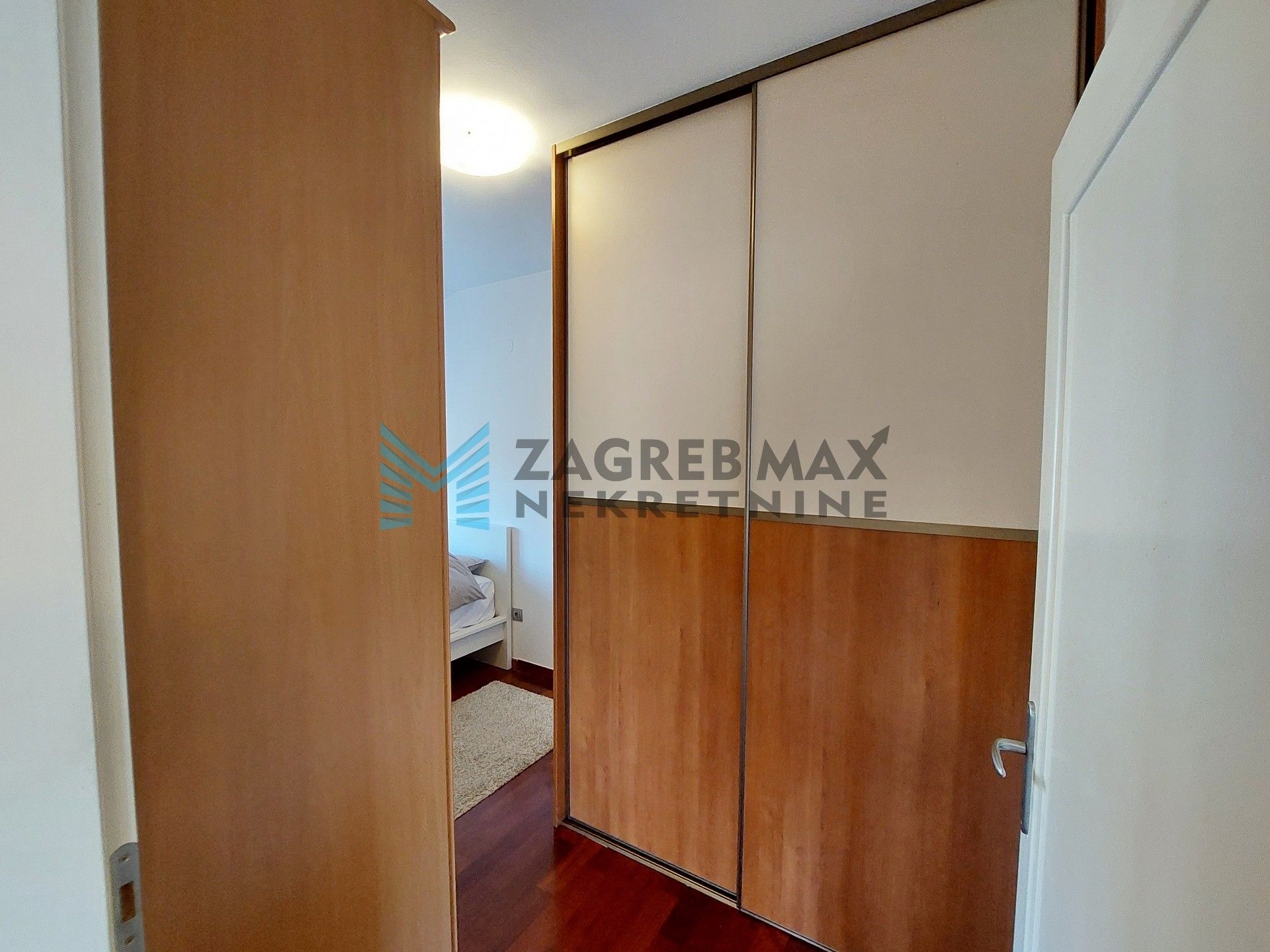 Zagreb - GORNJI BUKOVAC - prostran 2-sobni, odmah useljiv, BEZ PROVIZIJE