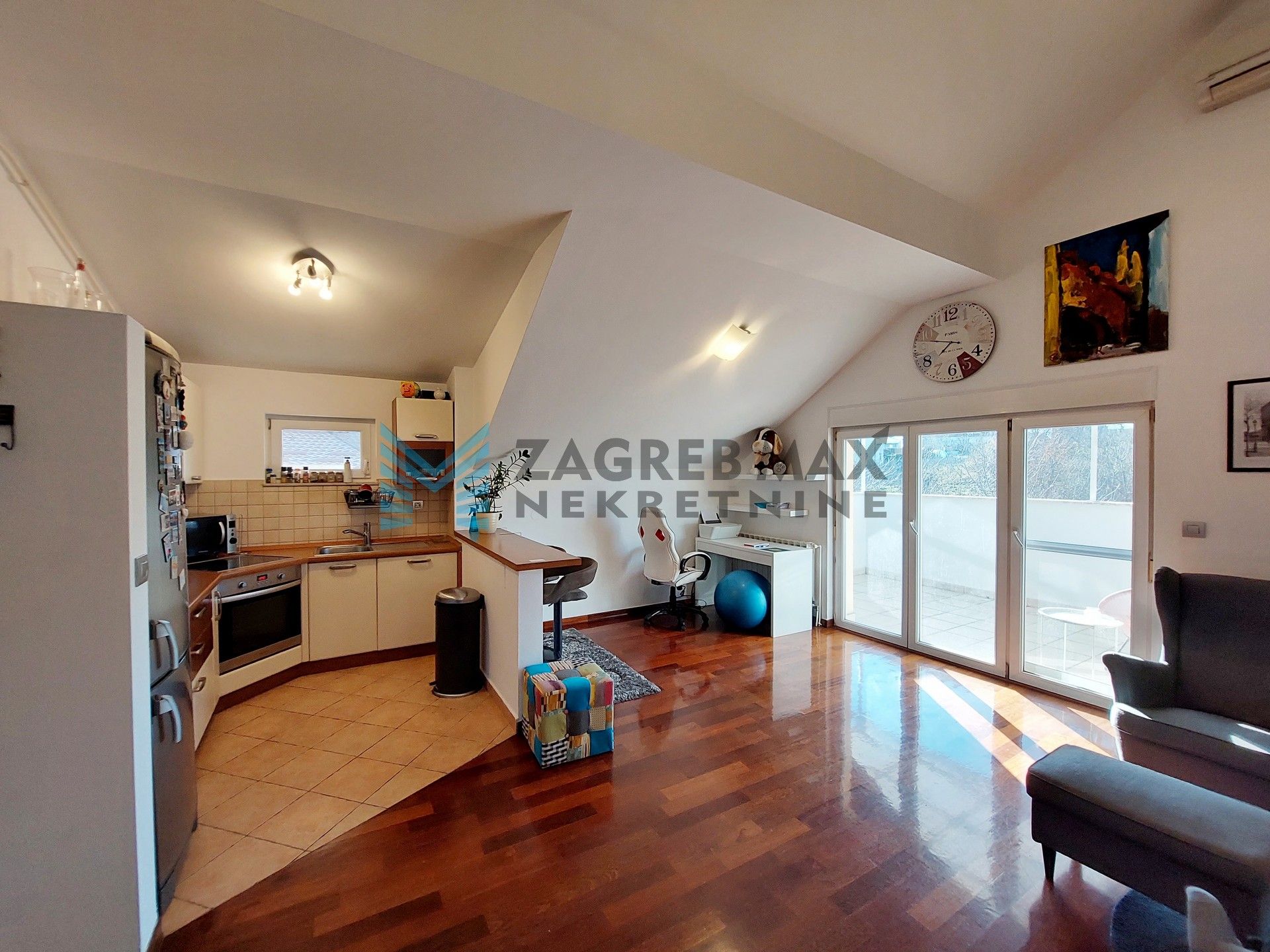 Zagreb - GORNJI BUKOVAC - prostran 2-sobni, odmah useljiv, BEZ PROVIZIJE