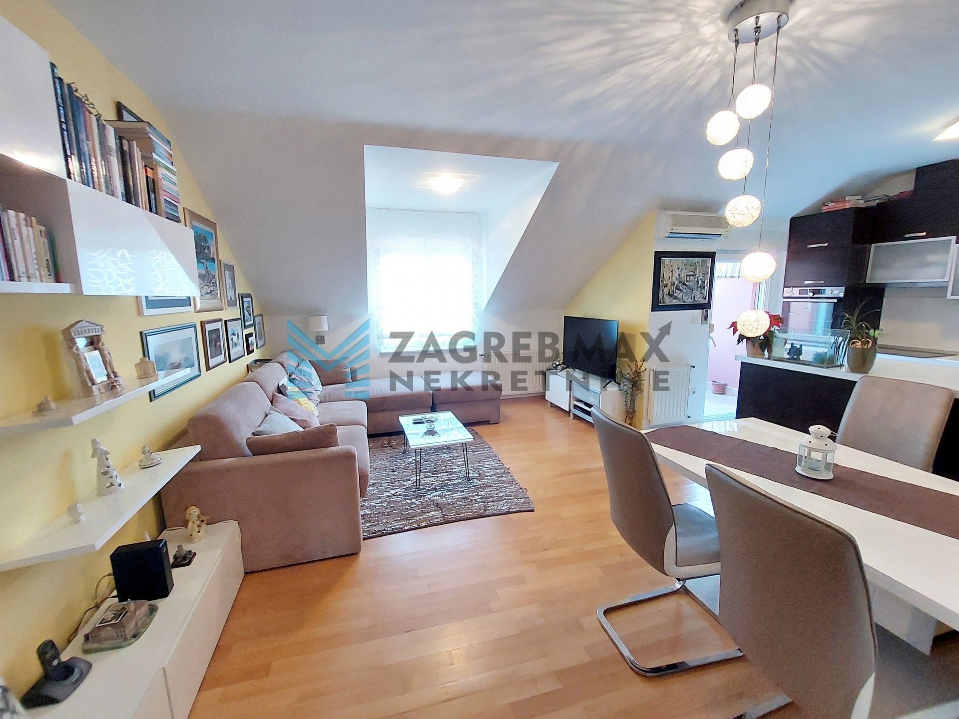 Zagreb - ZAPREŠIĆ - Tržna - prostran, 3-sobni, parking, 2 balkona