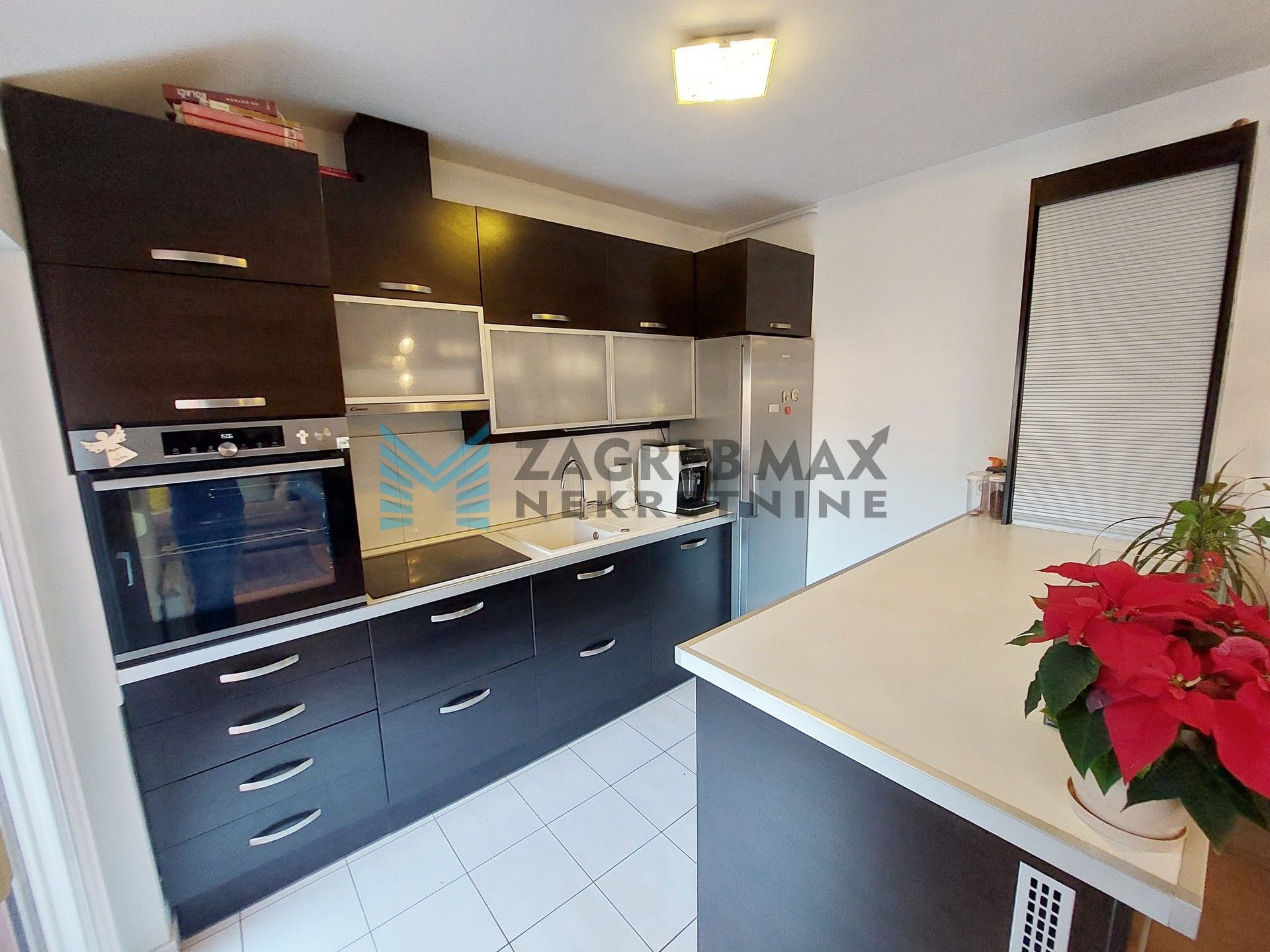 Zagreb - ZAPREŠIĆ - Tržna - prostran, 3-sobni, parking, 2 balkona