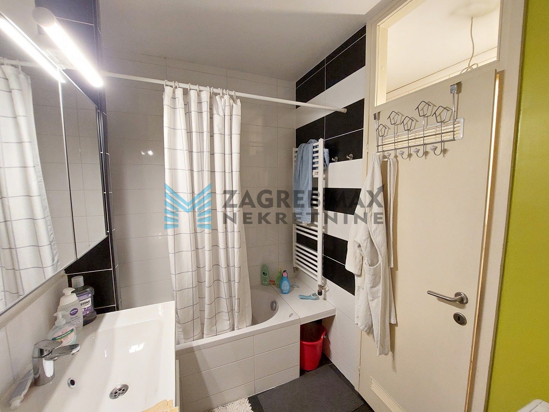 Zagreb - RAVNICE - Albrechtova - 3-sobni, prostran, balkon, mirno okruženje