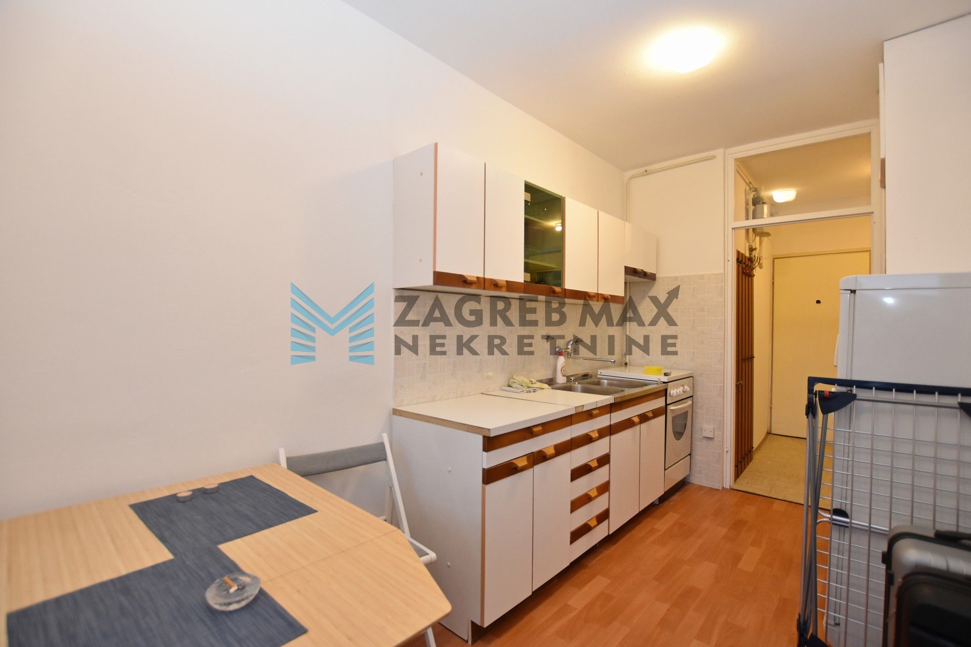 Zagreb - TREŠNJEVKA - Nehajska, odmah useljiv, zgrada s liftom