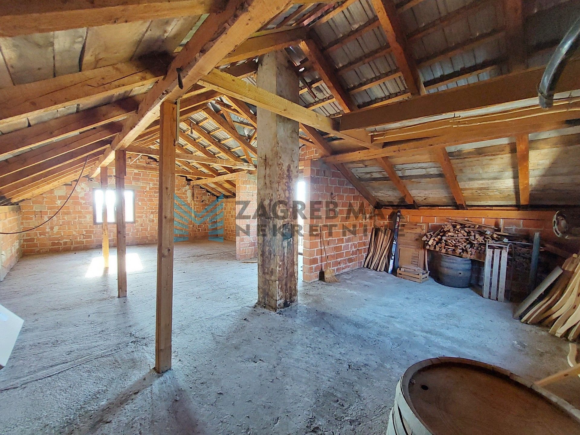 Zagreb - GAREŠNIČKI BRESTOVAC - kuća, gospodarski objekt, dvorište, 1029m2