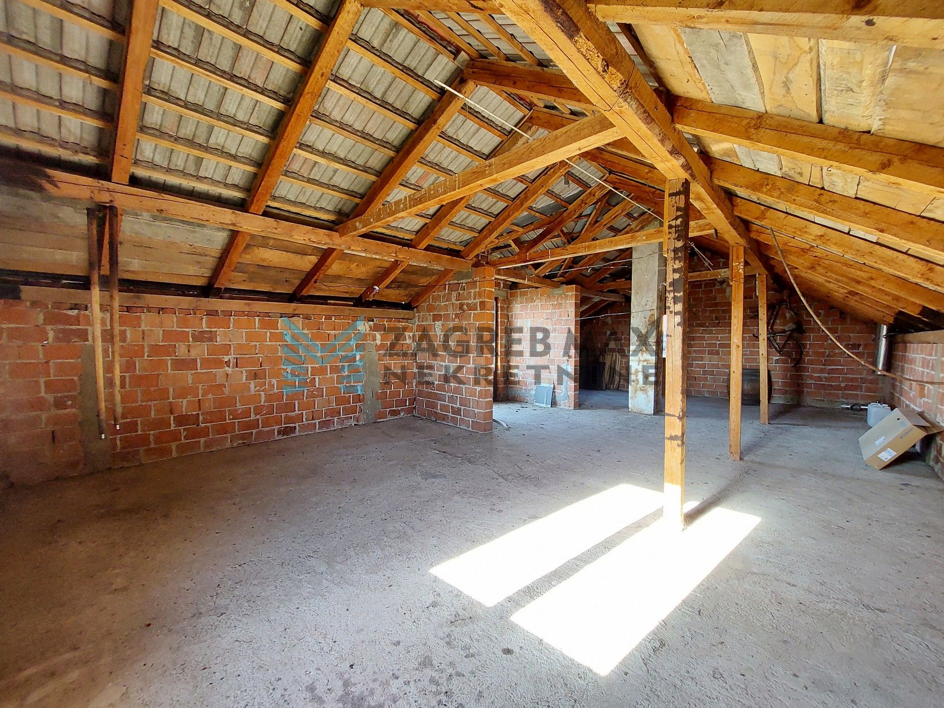 Zagreb - GAREŠNIČKI BRESTOVAC - kuća, gospodarski objekt, dvorište, 1029m2