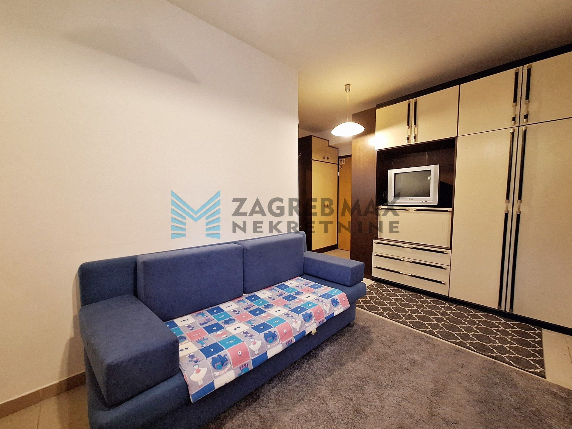 Zagreb - TREŠNJEVKA - 2-soban, odmah useljiv, niske režije, blizina Remize