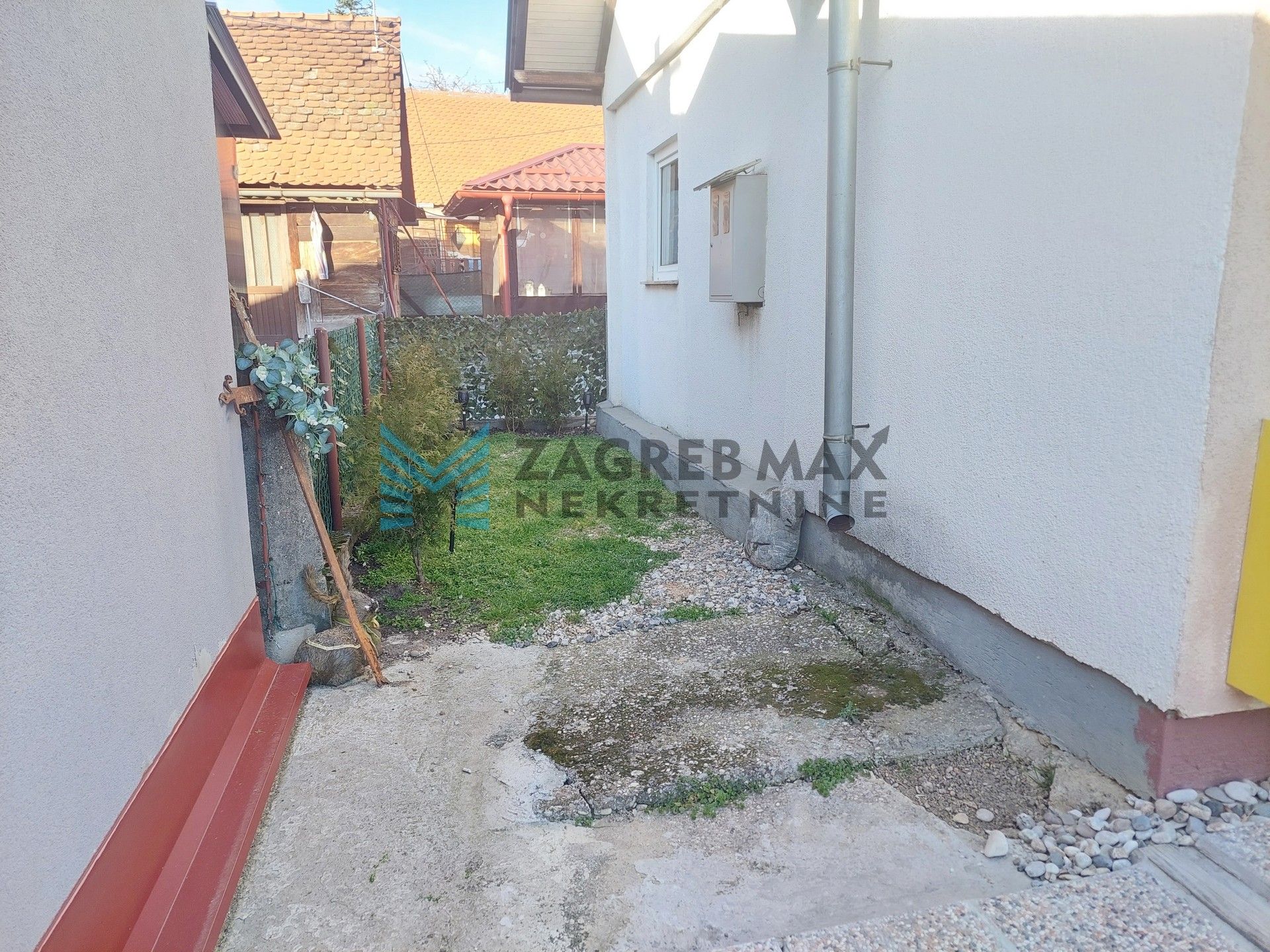 Zagreb - GORNJA DUBRAVA - uređena obiteljska kuća, dvorište, parking, tavan