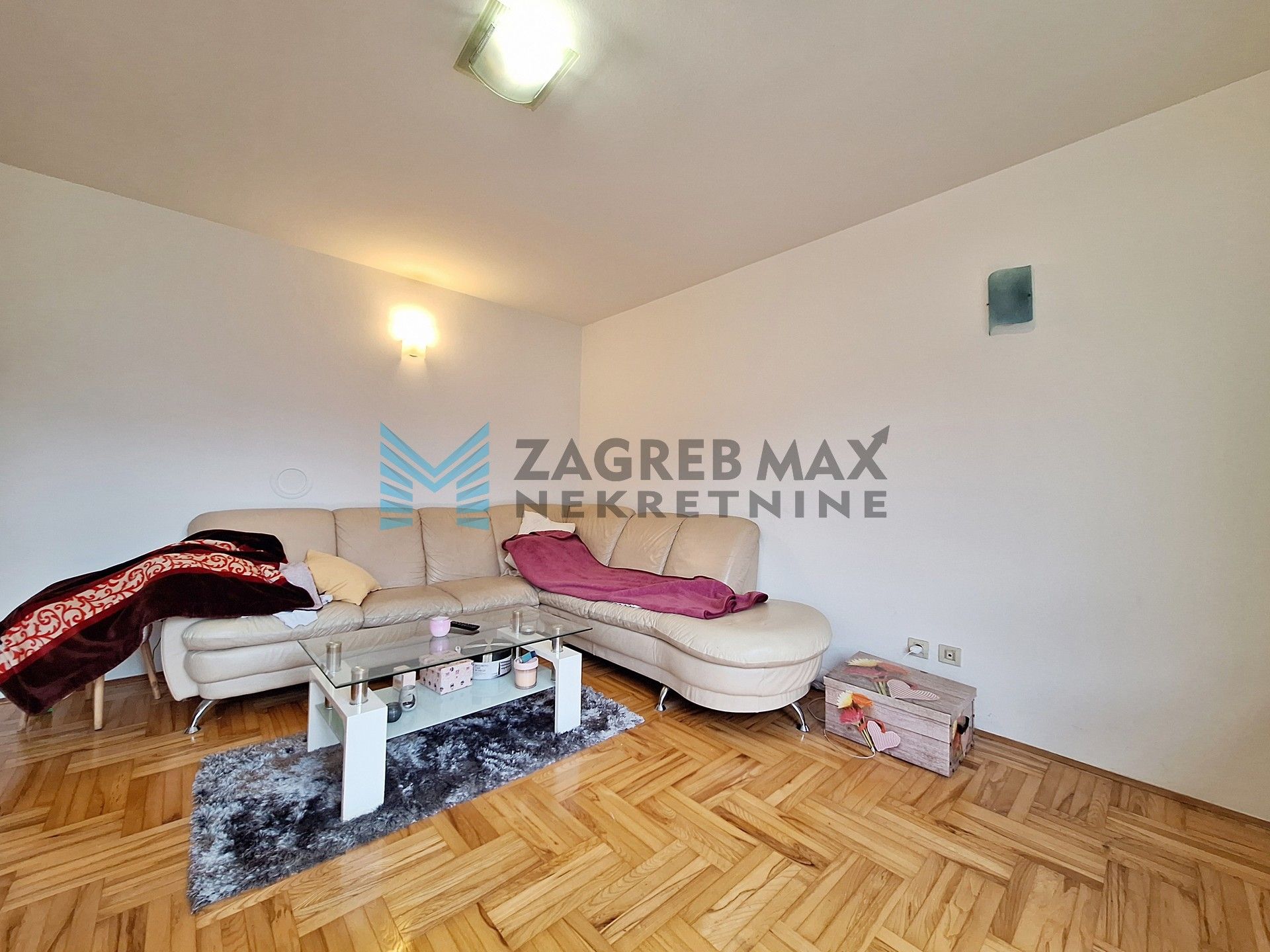 Zagreb - GAJNICE - 3-soban + garaža, vlastito dvorište, spremište