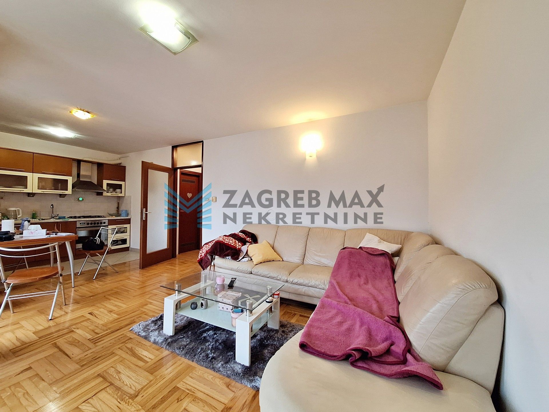 Zagreb - GAJNICE - 3-soban + garaža, vlastito dvorište, spremište