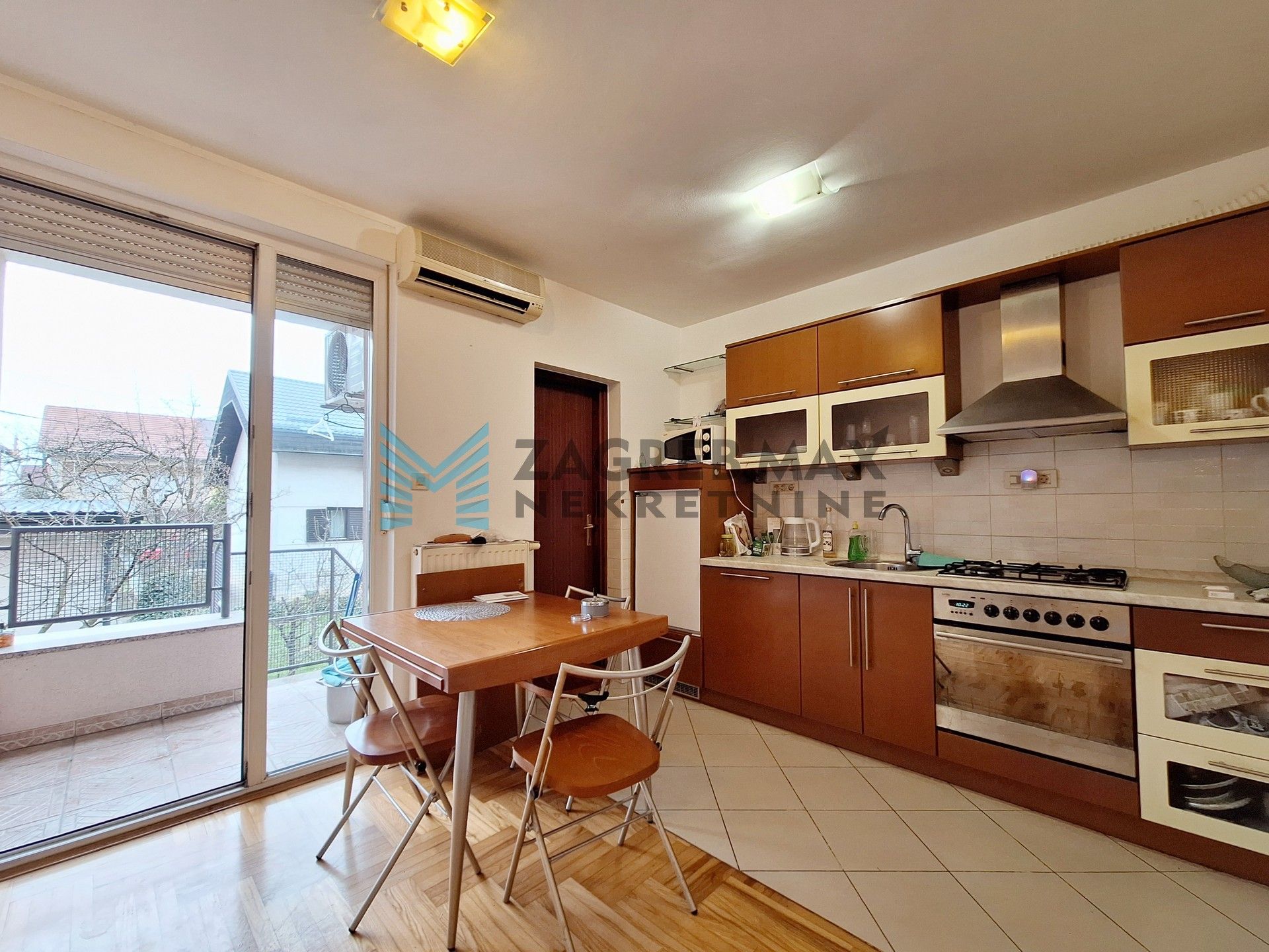 Zagreb - GAJNICE - 3-soban + garaža, vlastito dvorište, spremište