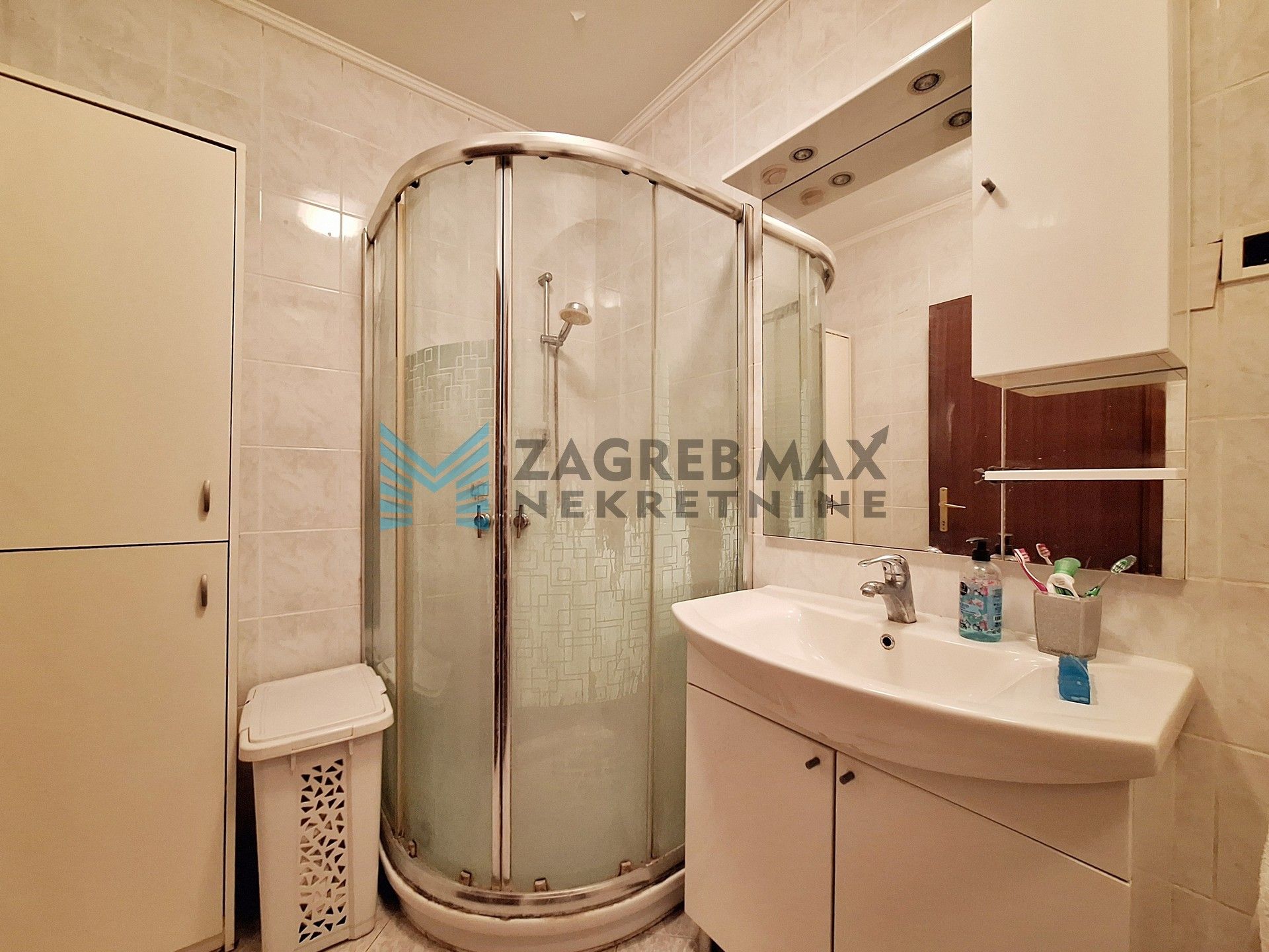 Zagreb - GAJNICE - 3-soban + garaža, vlastito dvorište, spremište