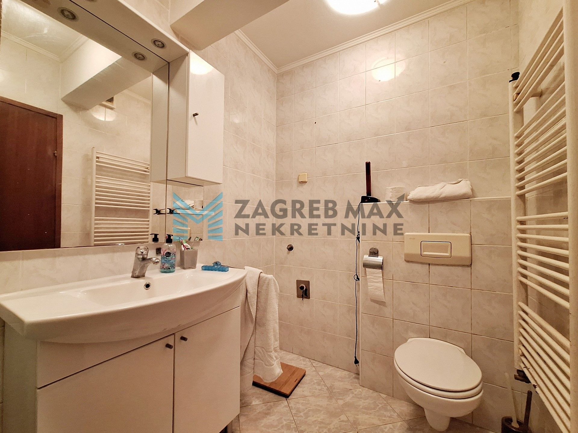 Zagreb - GAJNICE - 3-soban + garaža, vlastito dvorište, spremište