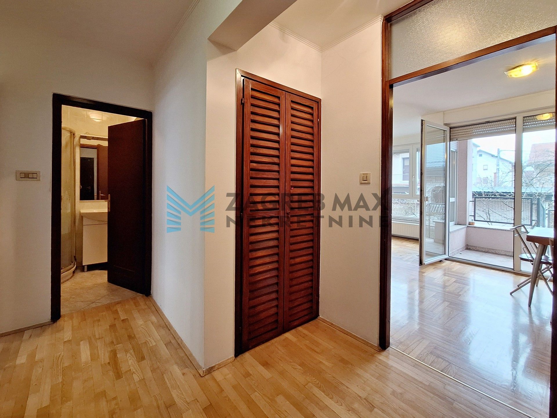 Zagreb - GAJNICE - 3-soban + garaža, vlastito dvorište, spremište