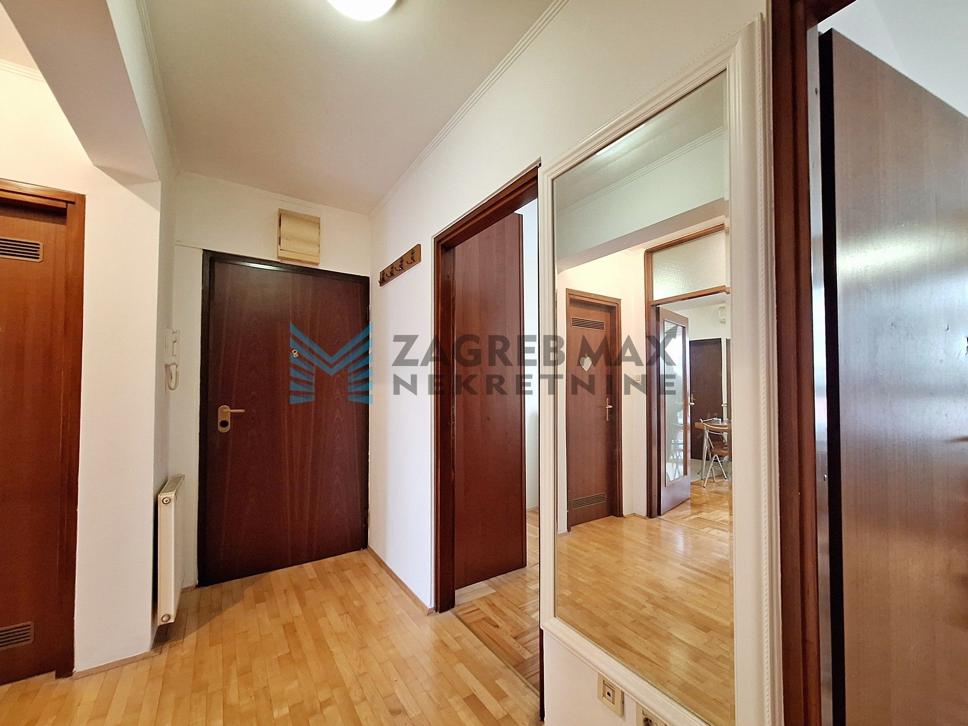 Zagreb - GAJNICE - 3-soban + garaža, vlastito dvorište, spremište