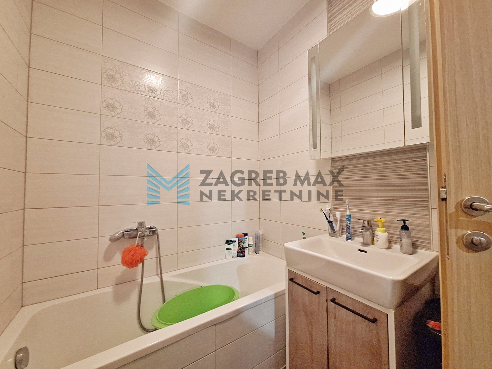 Zagreb - STENJEVEC - Stenjevečka - odličan 3-sobni stan + garaža