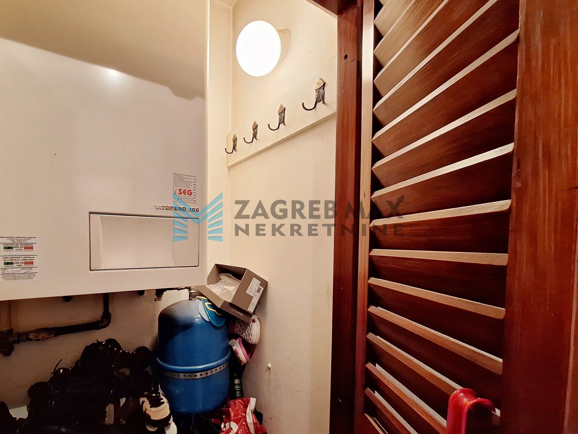 Zagreb - GAJNICE - 3-soban + garaža, vlastito dvorište, spremište