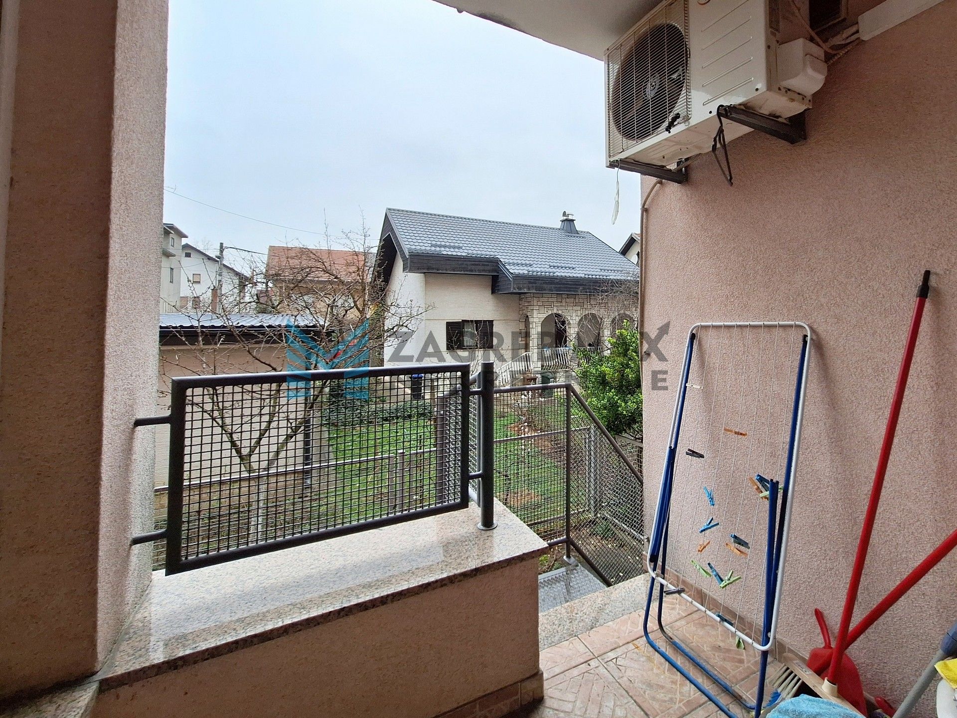 Zagreb - GAJNICE - 3-soban + garaža, vlastito dvorište, spremište