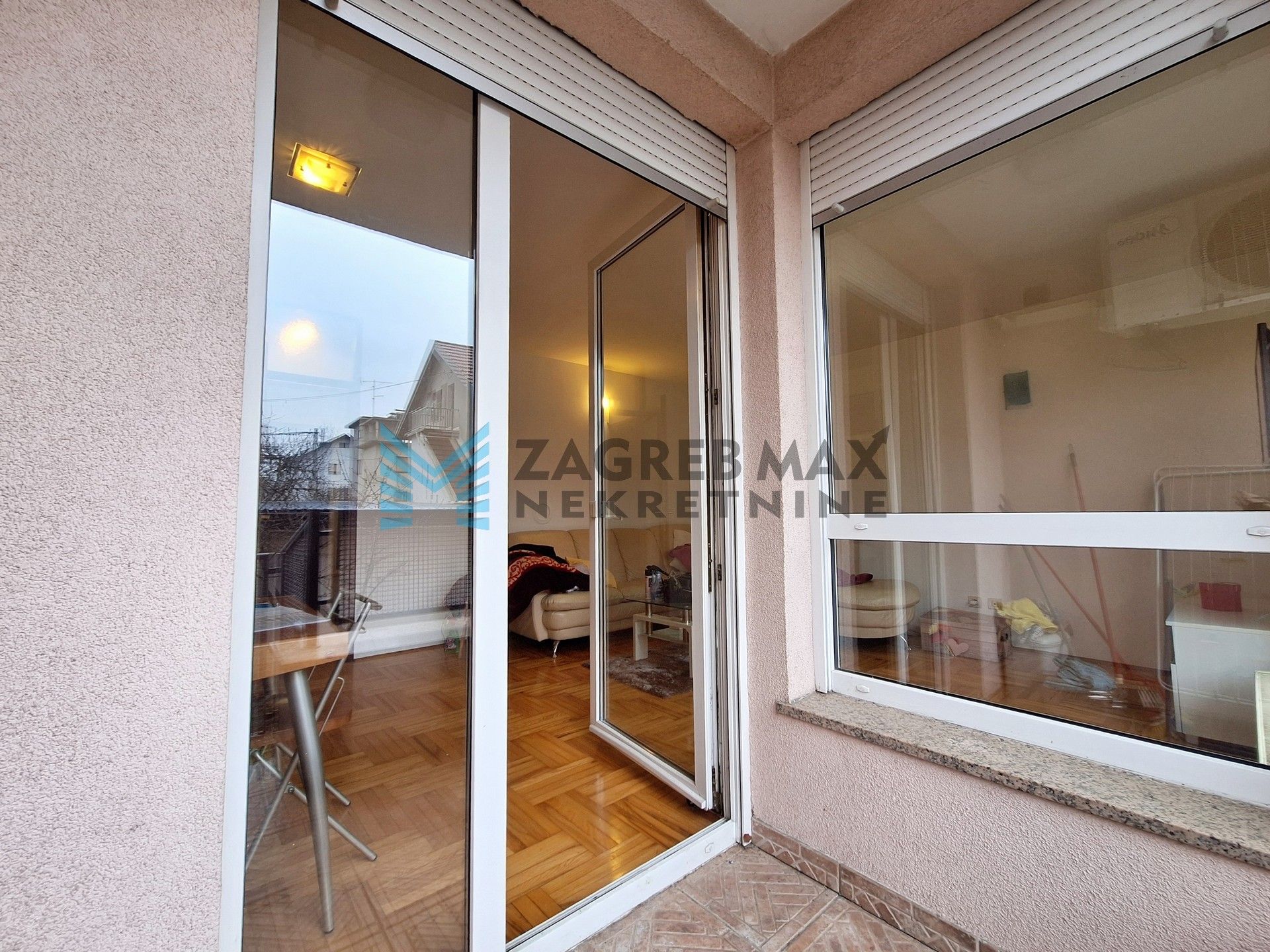 Zagreb - GAJNICE - 3-soban + garaža, vlastito dvorište, spremište