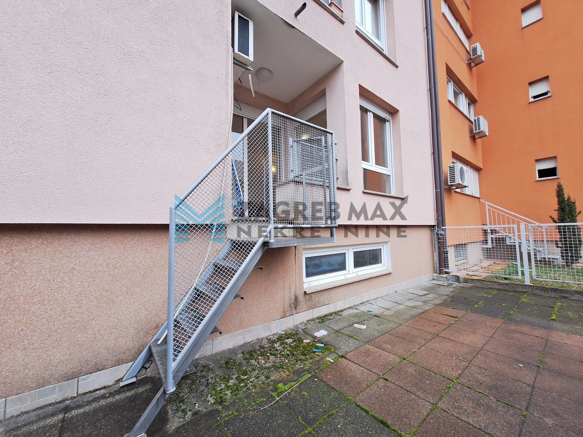 Zagreb - GAJNICE - 3-soban + garaža, vlastito dvorište, spremište