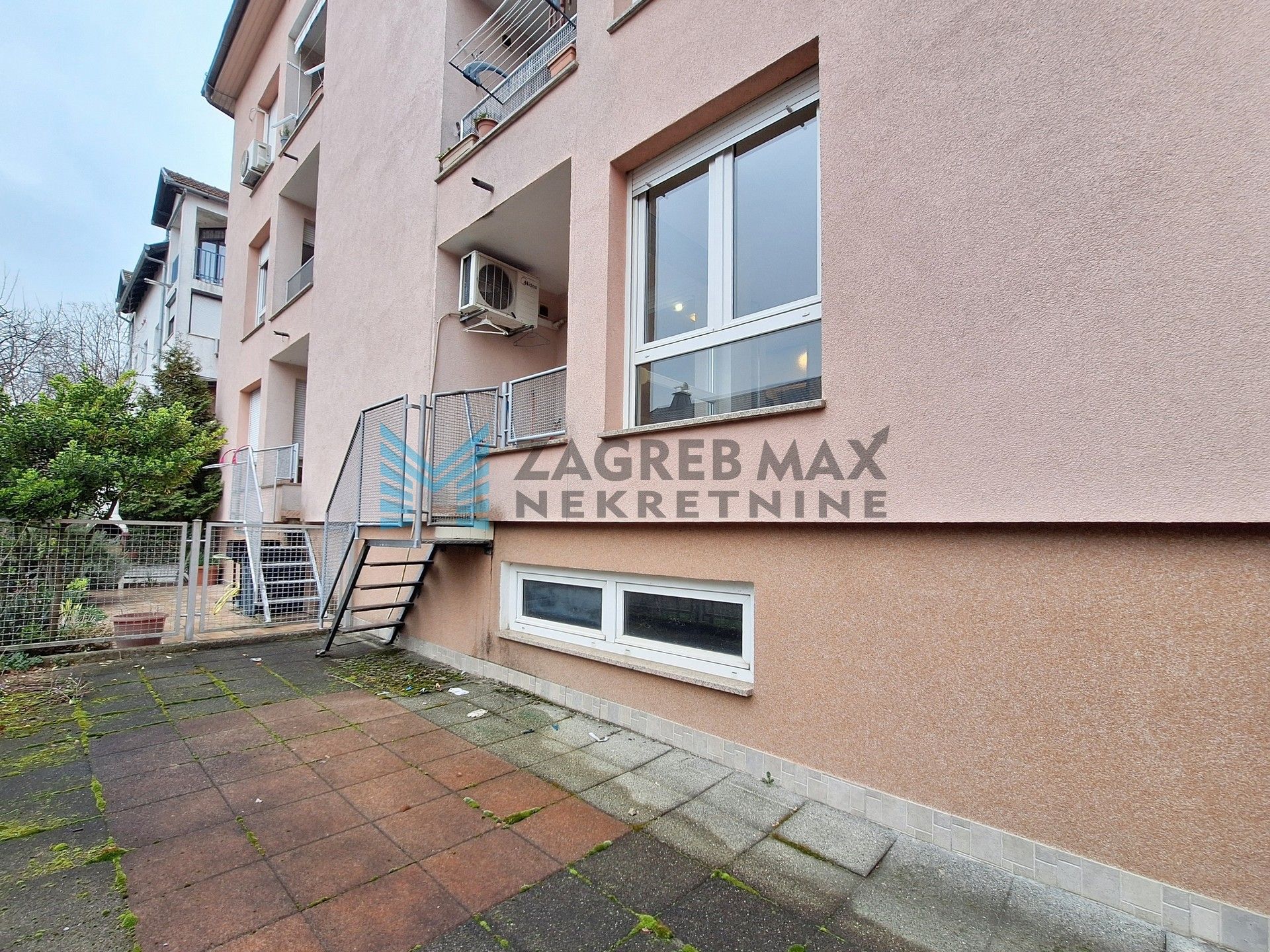 Zagreb - GAJNICE - 3-soban + garaža, vlastito dvorište, spremište