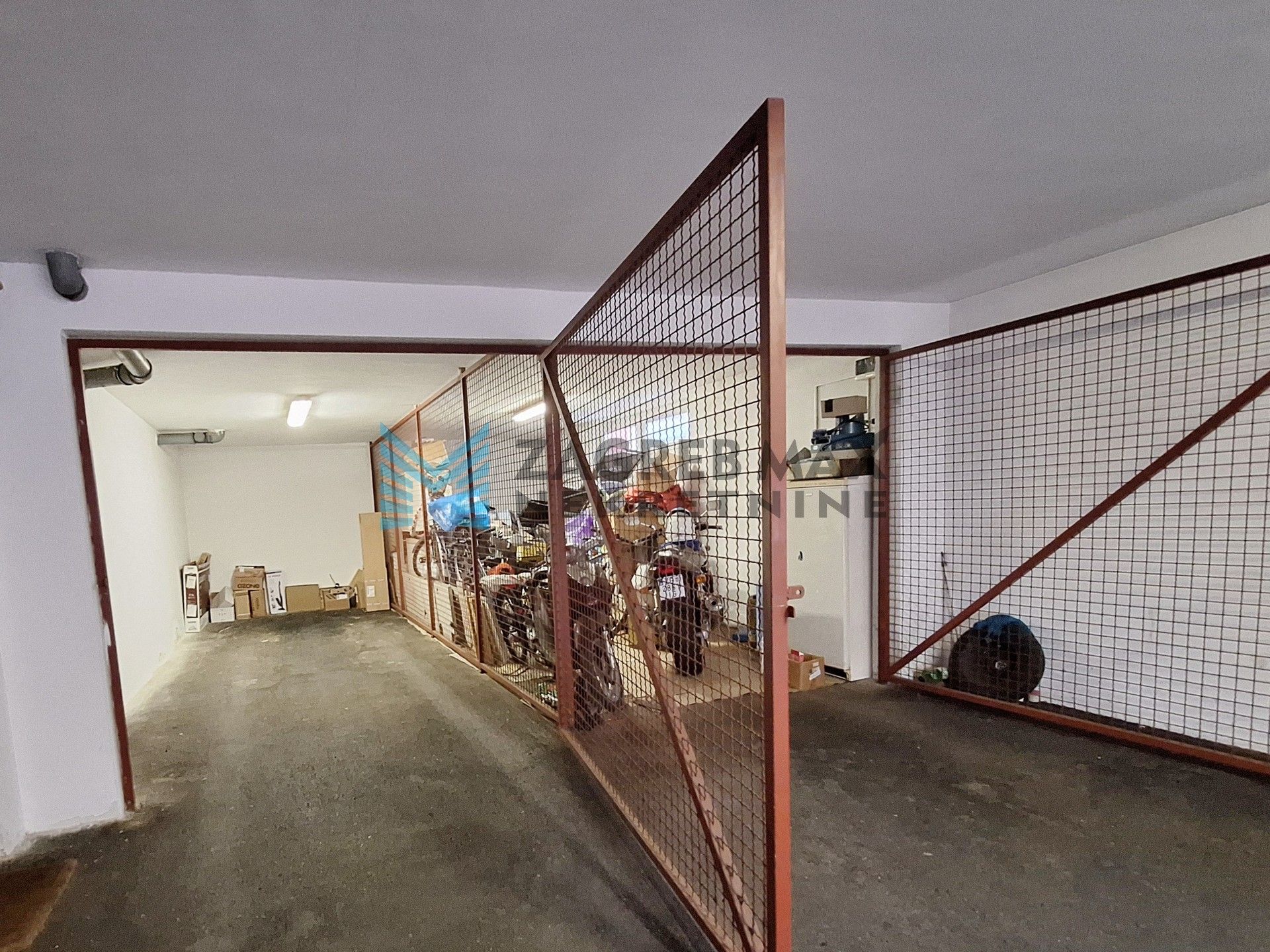 Zagreb - GAJNICE - 3-soban + garaža, vlastito dvorište, spremište