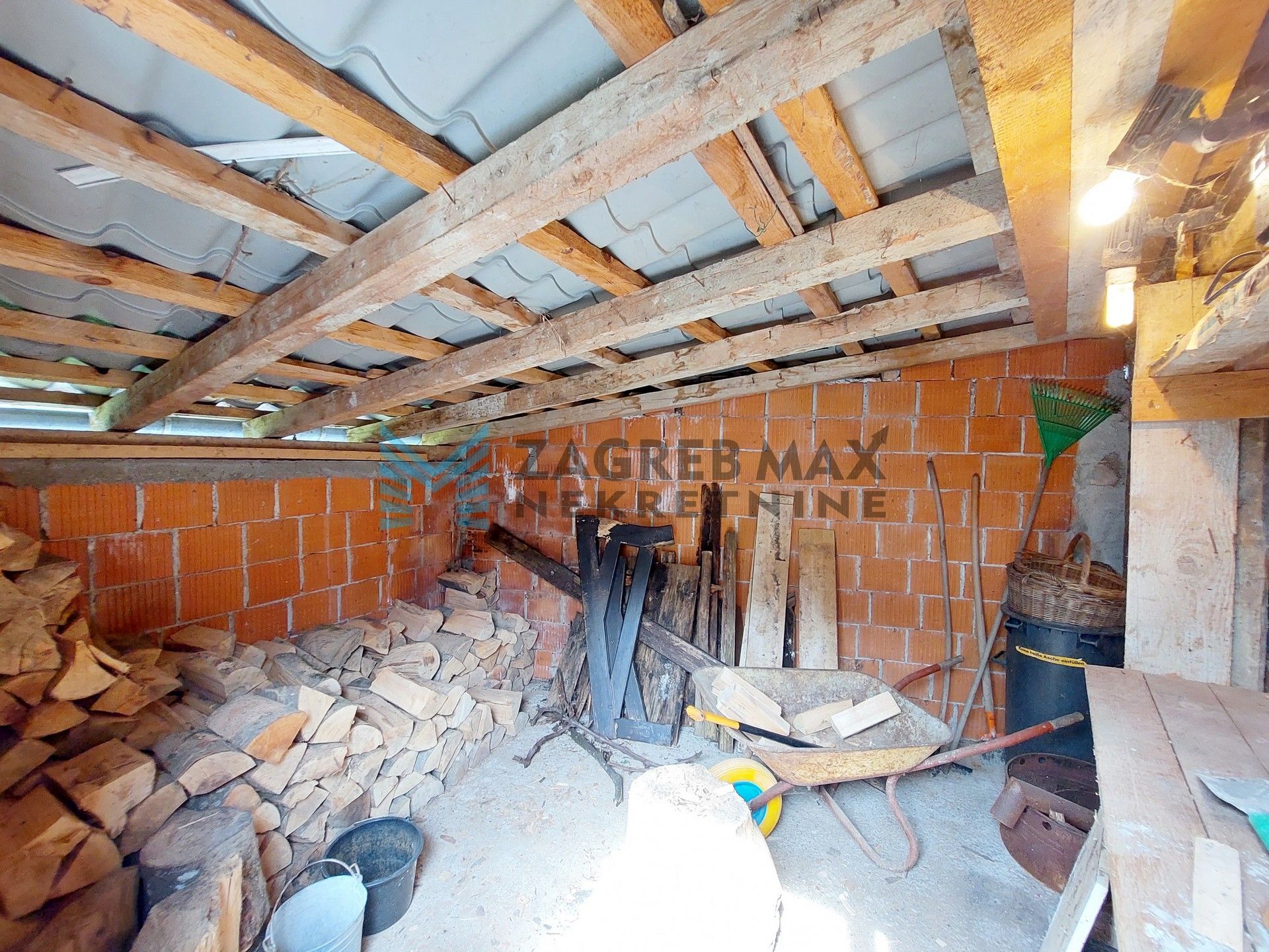 Zagreb - MARKUŠEVEC - Markuševečka - renovirana obiteljska kuća, dvorište