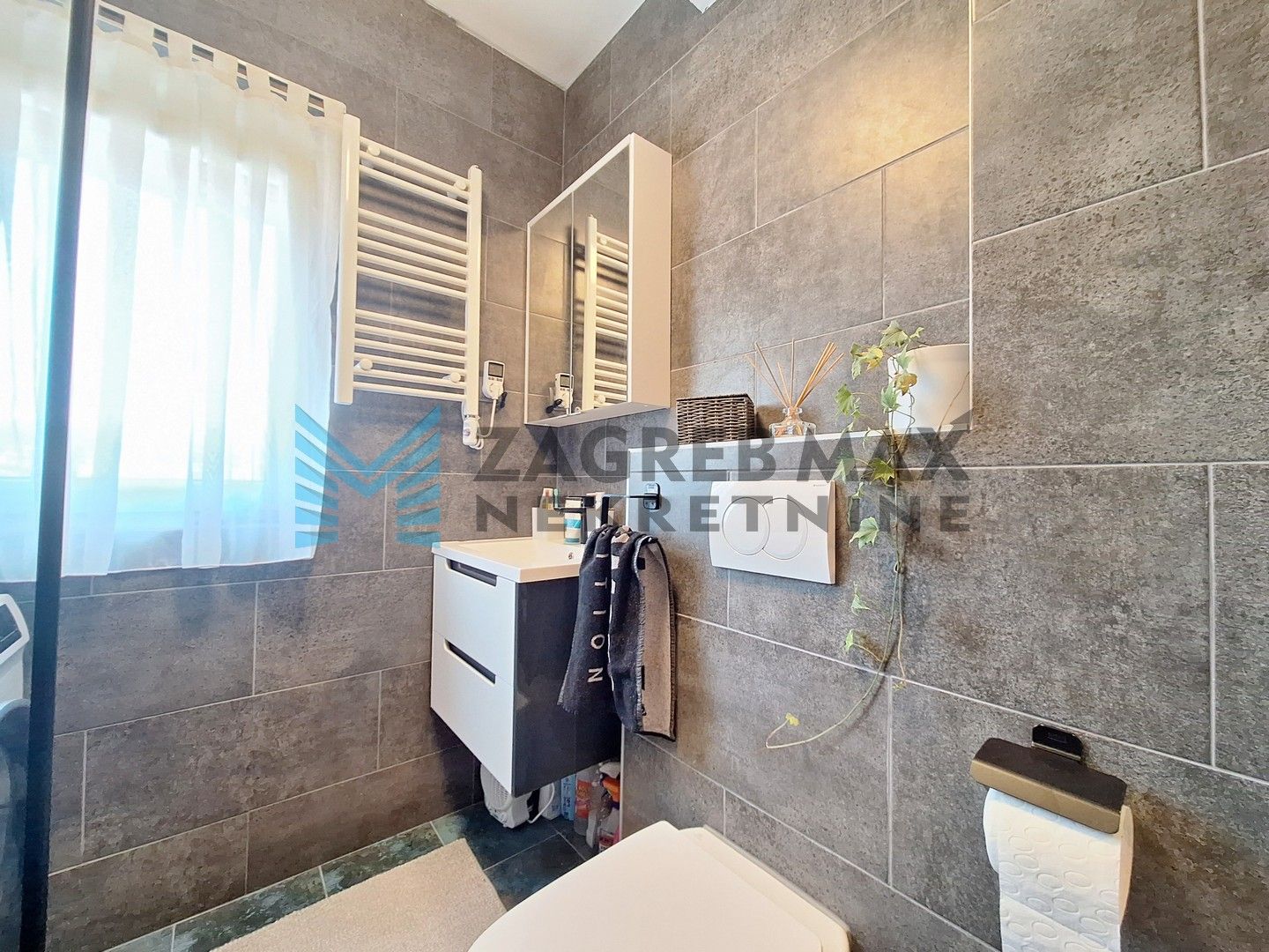 Zagreb - KUSTOŠIJA - Zagrebačka - 1-sobni, niske režije, lijep pogled na Sljeme