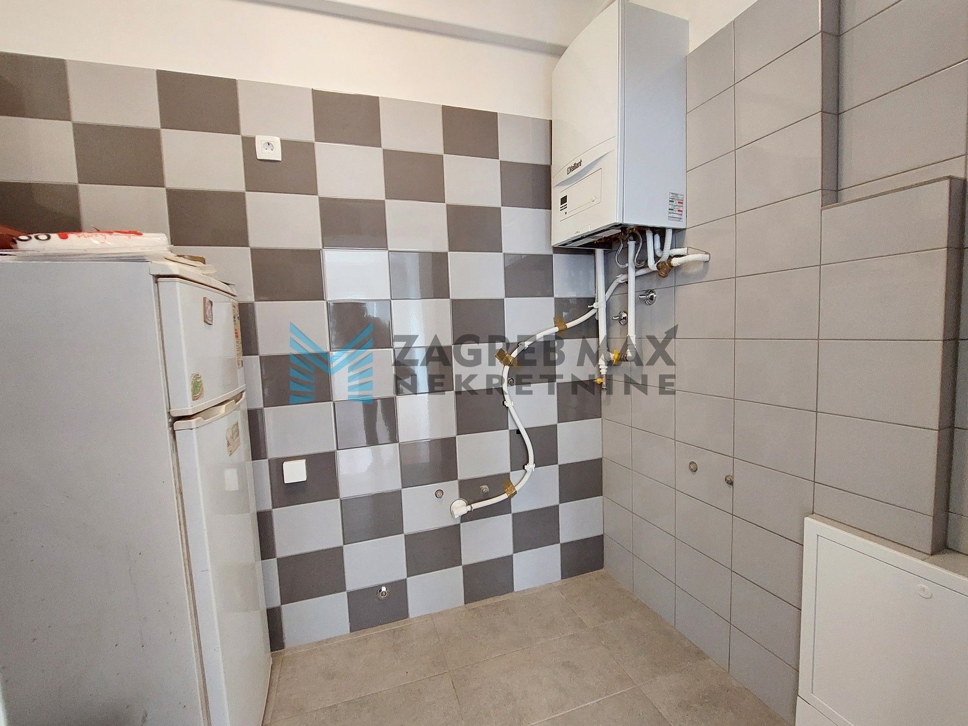 Zagreb - MAKSIMIR - Domjanićeva - novo renoviran, osvijetljen, spremište