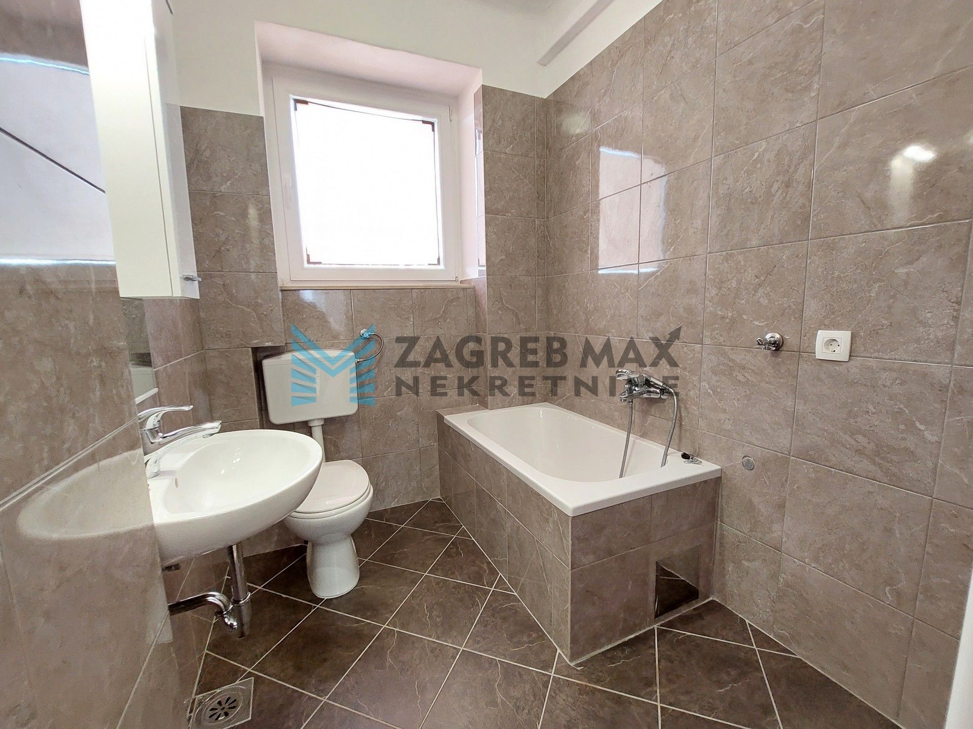 Zagreb - MAKSIMIR - Domjanićeva - novo renoviran, osvijetljen, spremište