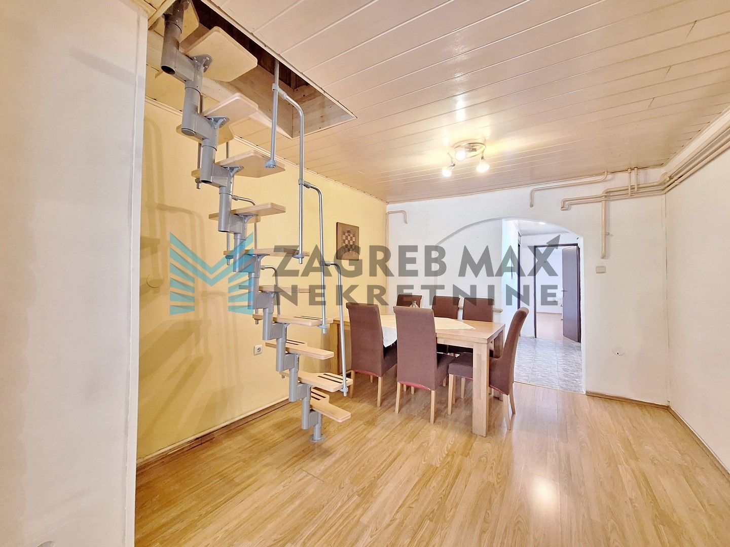 Zagreb - STENJEVEC - Plemićko I. - kuća s dvorištem, terasom i parkingom