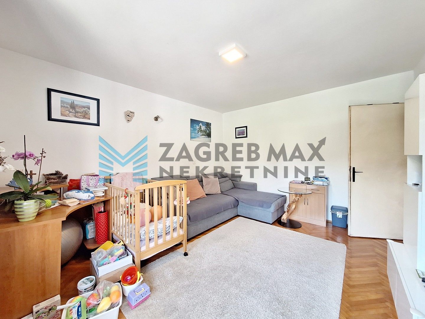 Zagreb - DUBRAVA - Pernatska ulica - obiteljska kuća s gostinjskom kućom