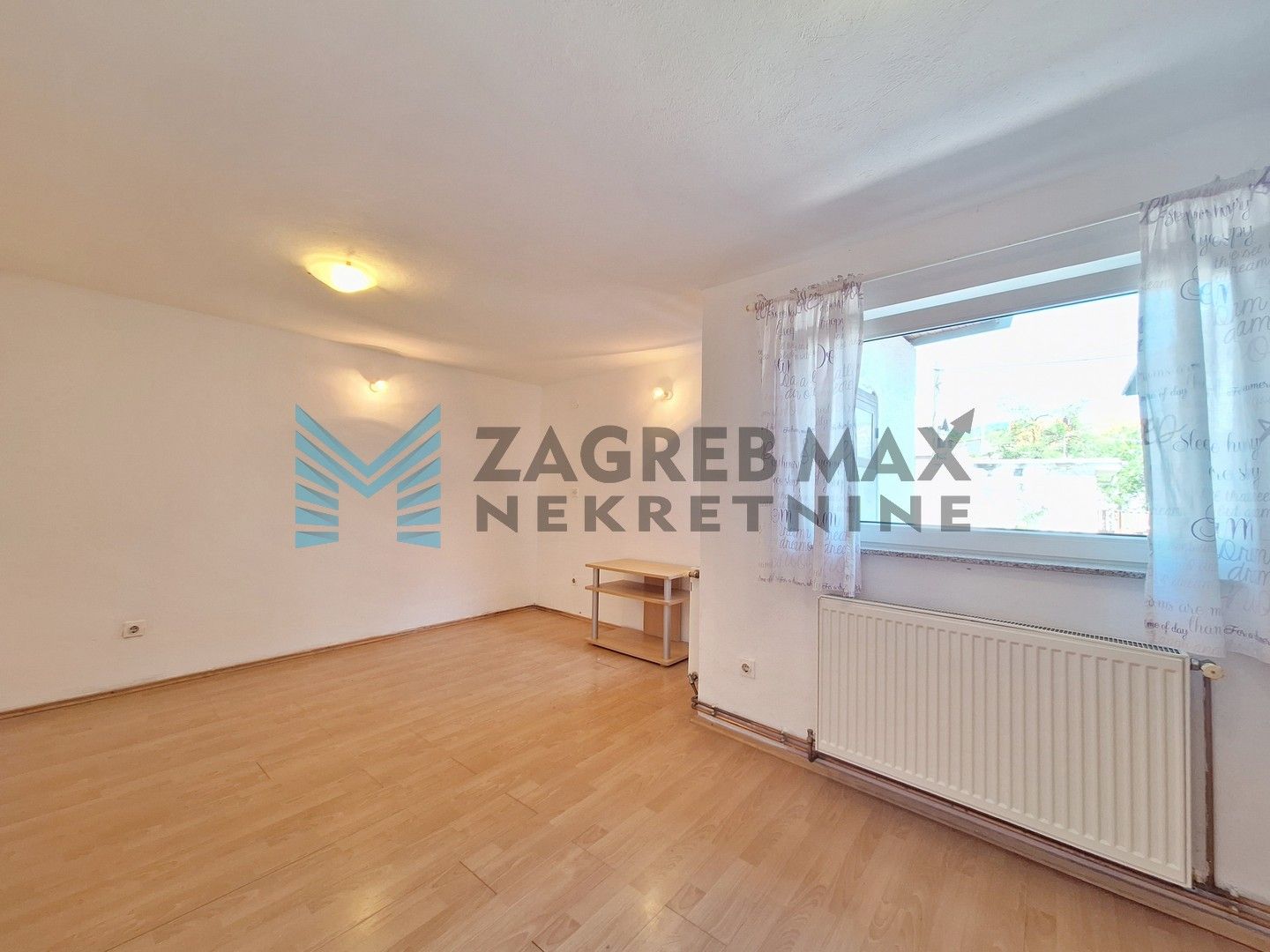 Zagreb - STENJEVEC - Plemićko I. - kuća s dvorištem, terasom i parkingom