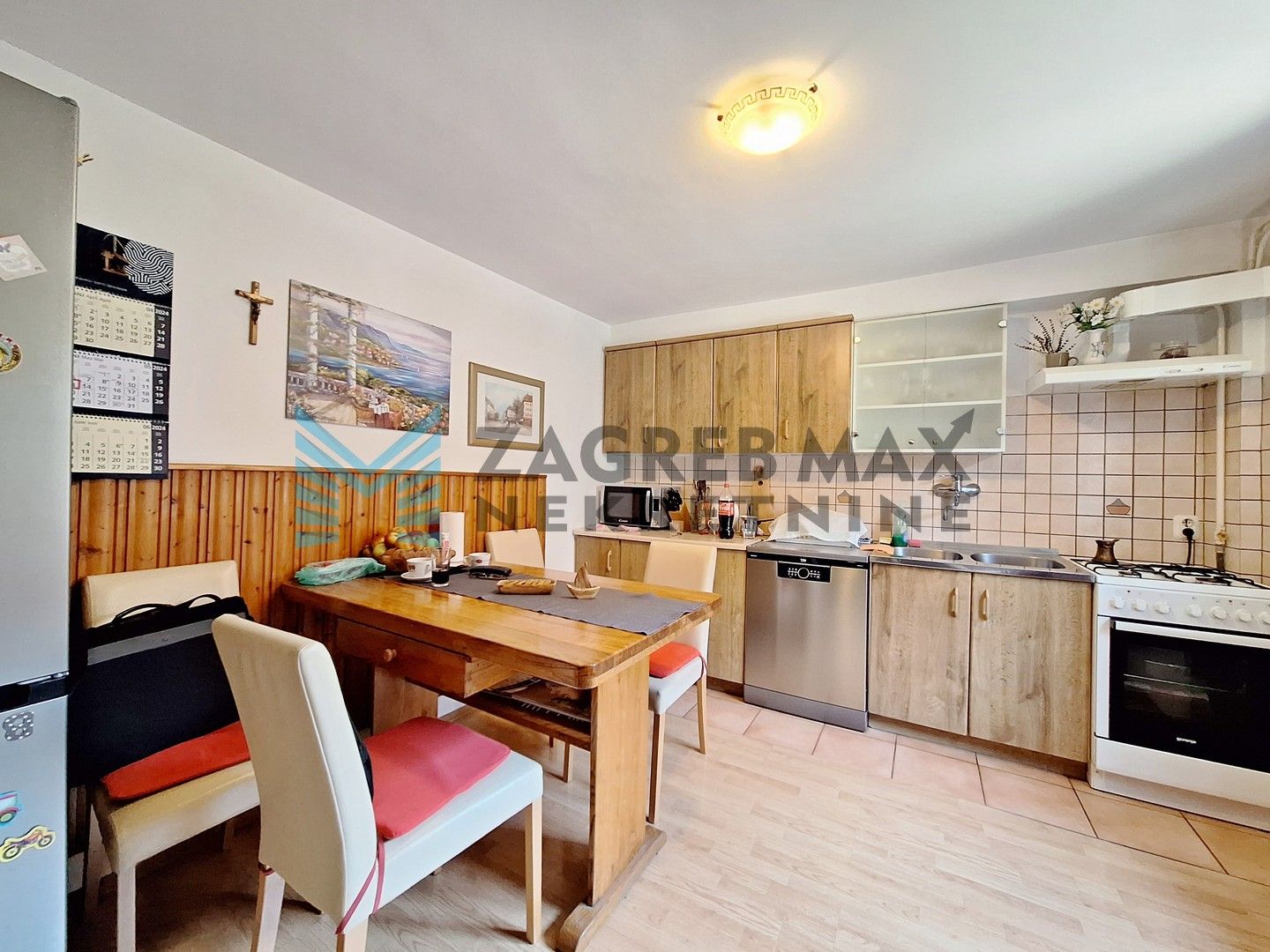 Zagreb - DUBRAVA - Pernatska ulica - obiteljska kuća s gostinjskom kućom