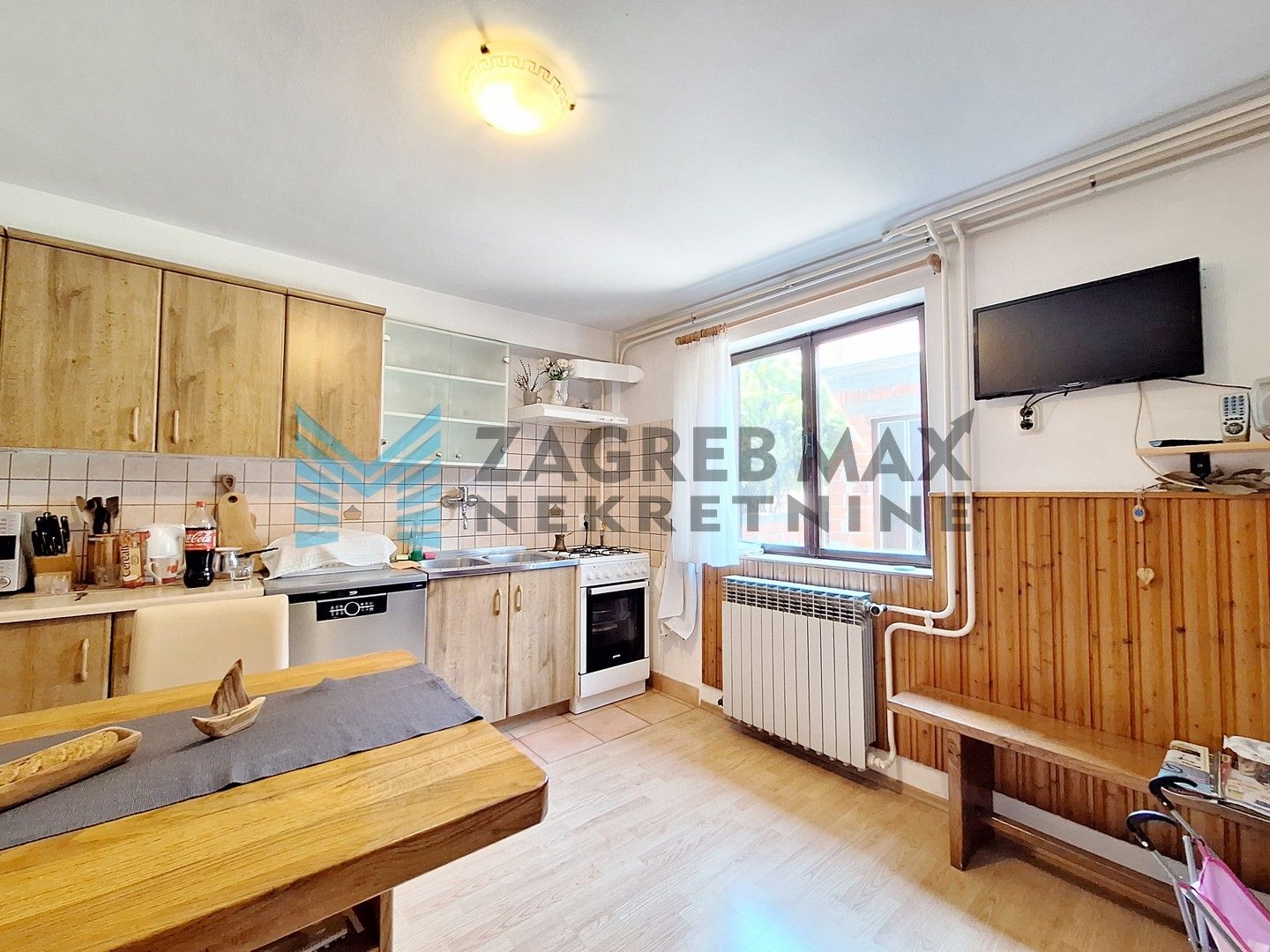 Zagreb - DUBRAVA - Pernatska ulica - obiteljska kuća s gostinjskom kućom