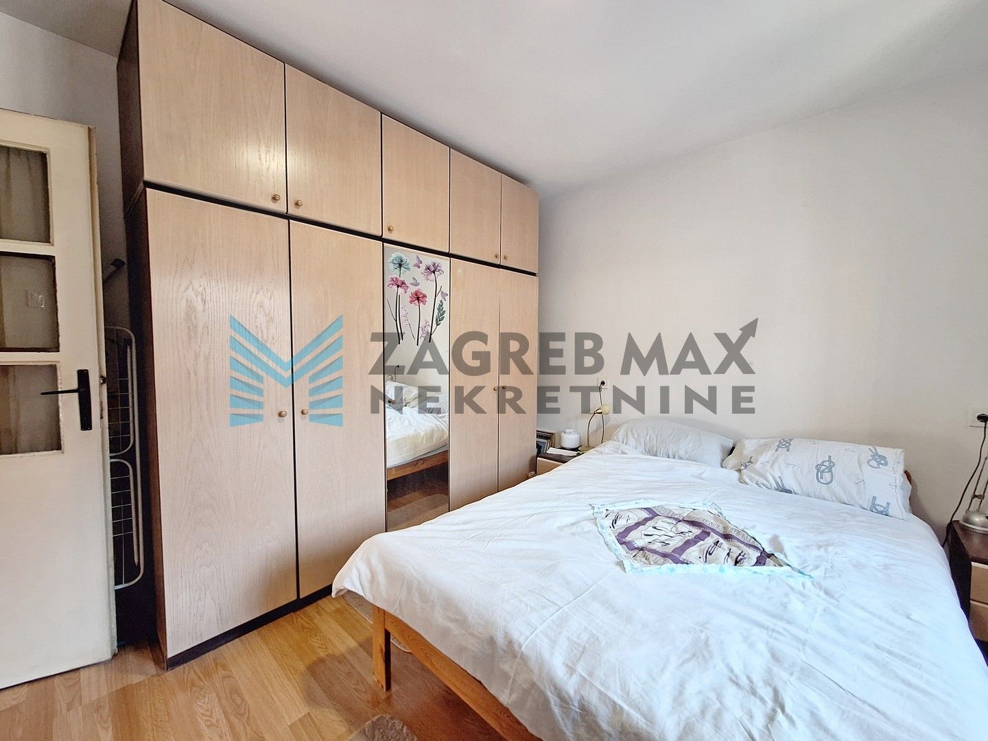 Zagreb - DUBRAVA - Pernatska ulica - obiteljska kuća s gostinjskom kućom