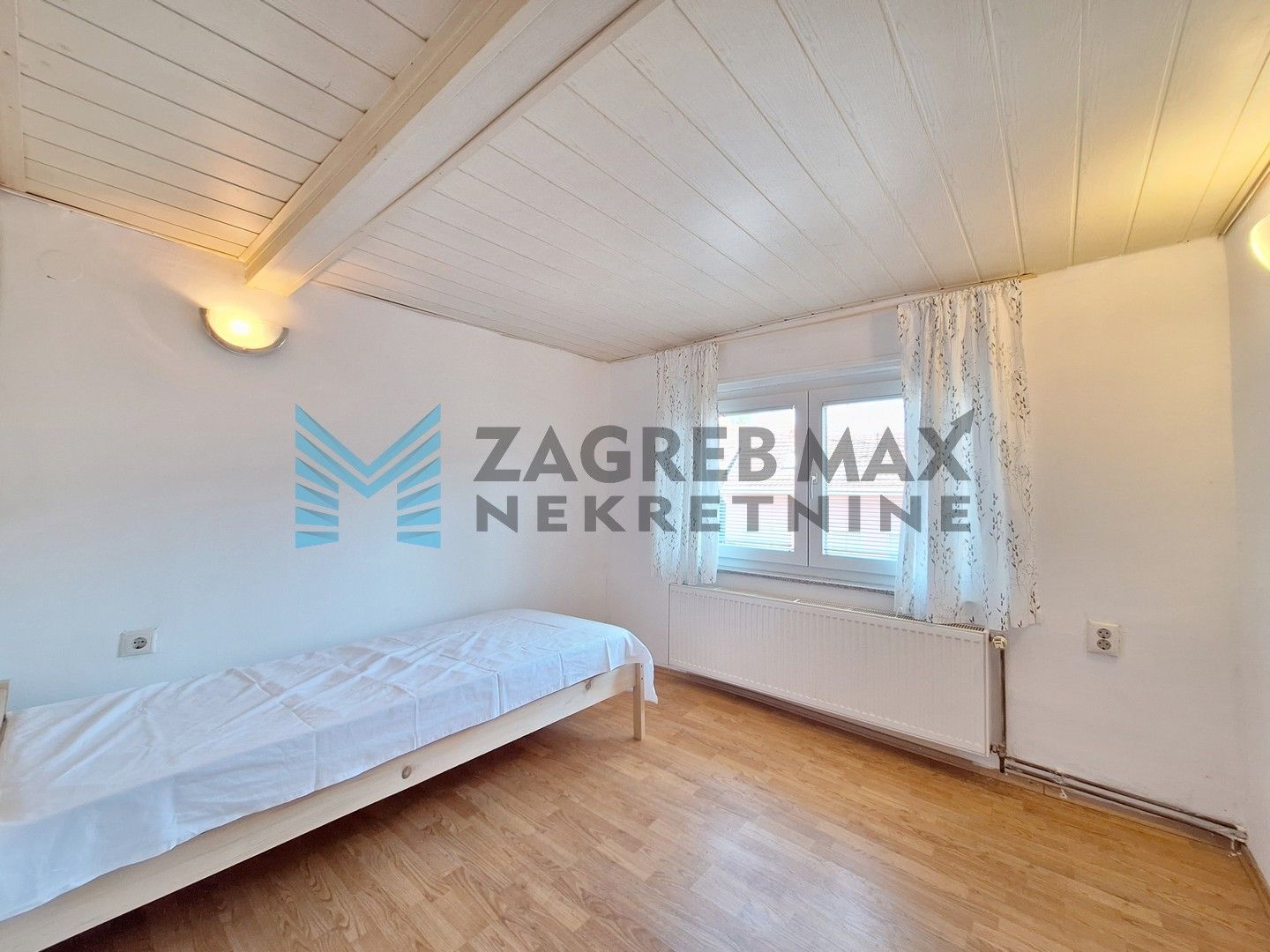 Zagreb - STENJEVEC - Plemićko I. - kuća s dvorištem, terasom i parkingom