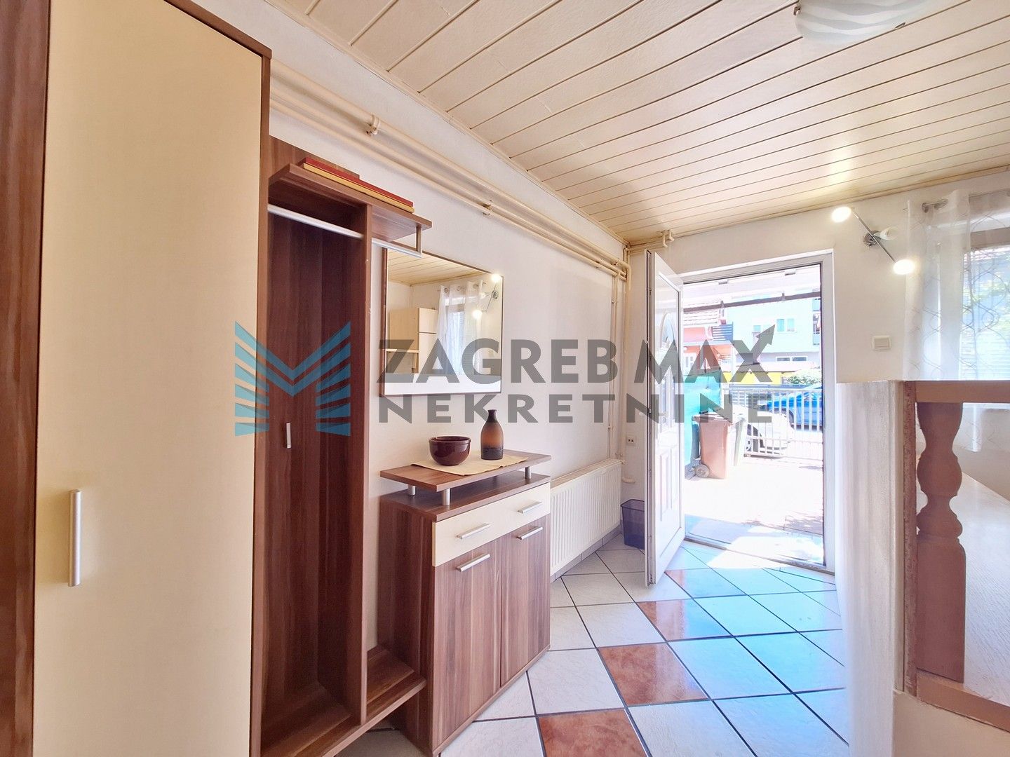 Zagreb - STENJEVEC - Plemićko I. - kuća s dvorištem, terasom i parkingom