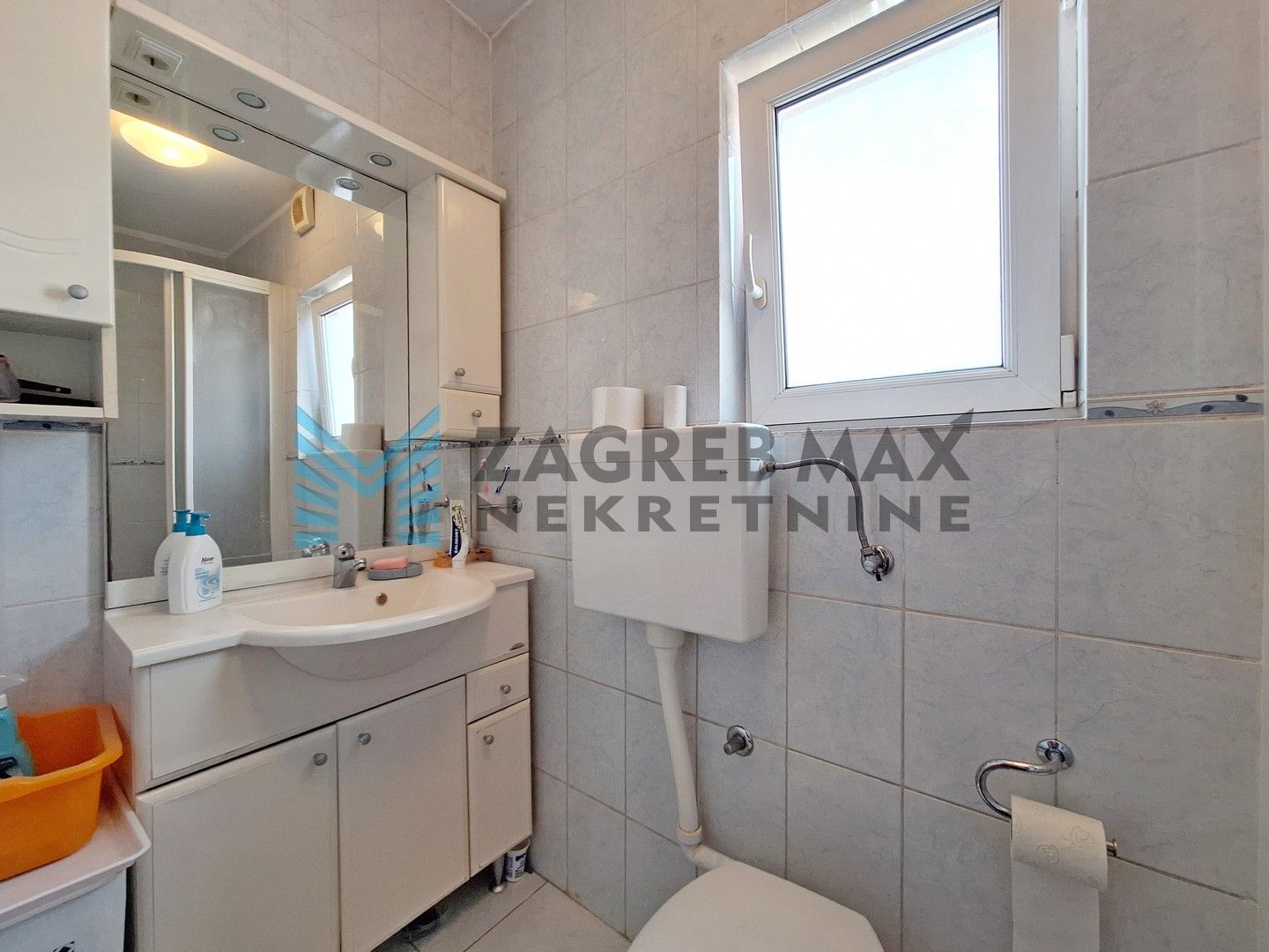 Zagreb - DUBRAVA - Pernatska ulica - obiteljska kuća s gostinjskom kućom