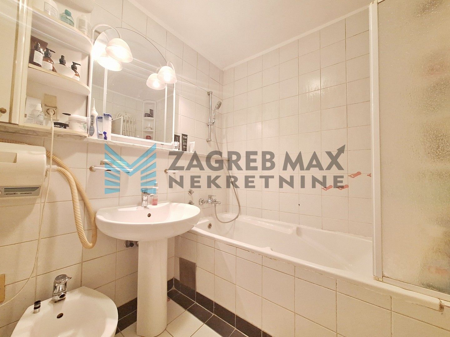 Zagreb - TREŠNJEVKA - Bosiljevska - komforni 4-sobni, izvrsna lokacija