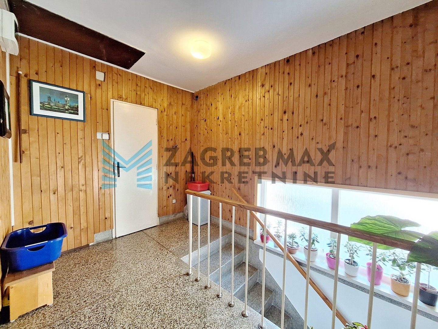 Zagreb - DUBRAVA - Pernatska ulica - obiteljska kuća s gostinjskom kućom