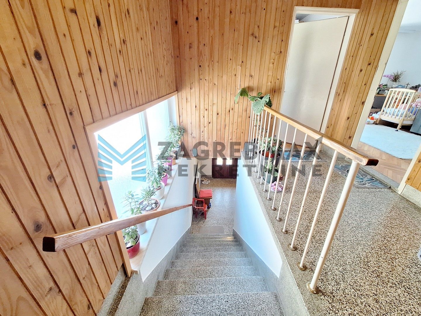 Zagreb - DUBRAVA - Pernatska ulica - obiteljska kuća s gostinjskom kućom