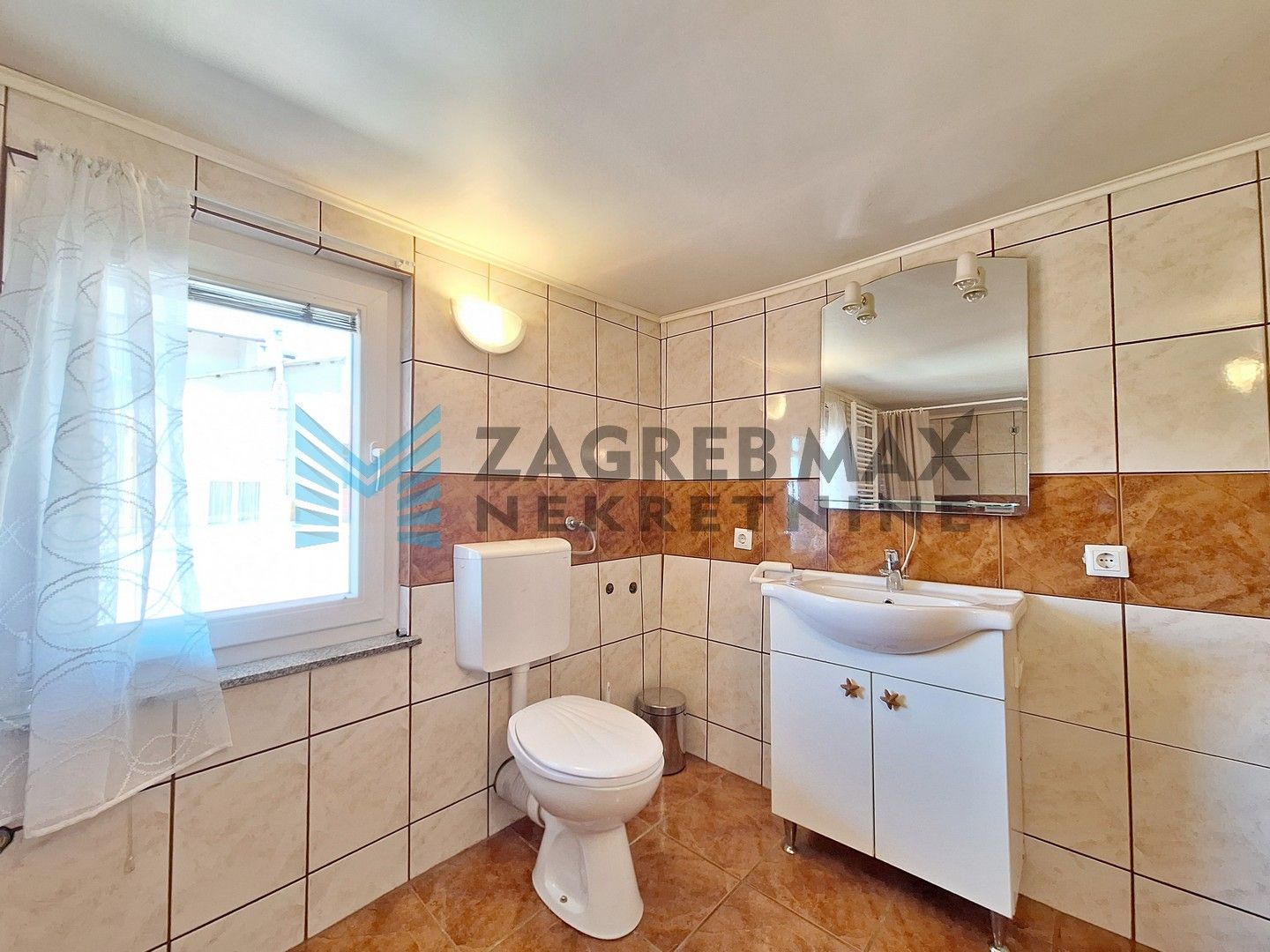 Zagreb - STENJEVEC - Plemićko I. - kuća s dvorištem, terasom i parkingom