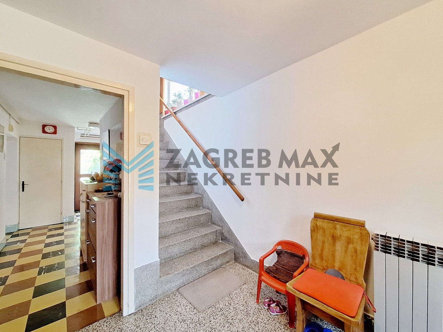 Zagreb - DUBRAVA - Pernatska ulica - obiteljska kuća s gostinjskom kućom